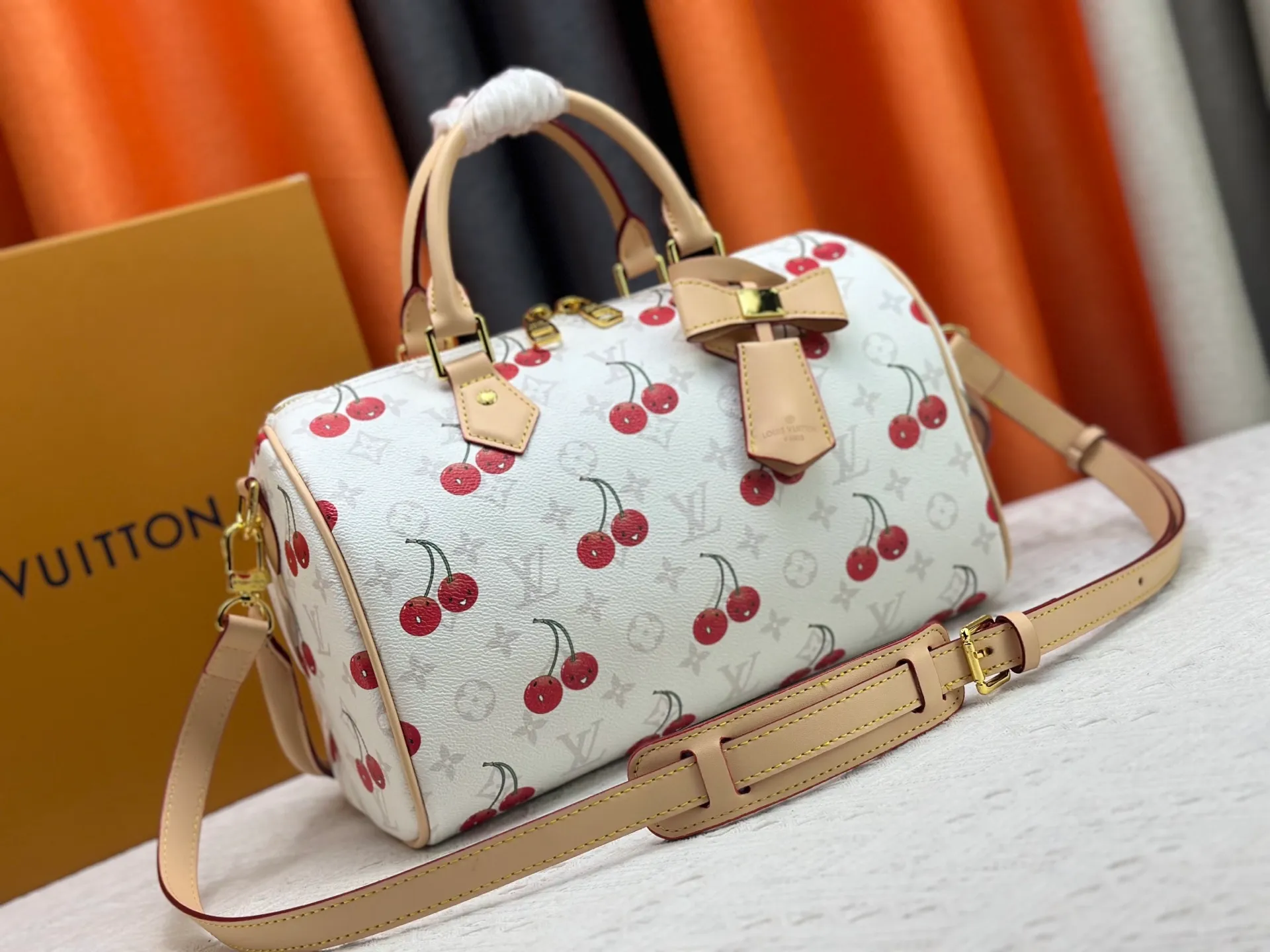 P320 M17089 M40391 Louis Vuitton first cooperated with Japanese M artist Takashi Murakami in 2003 and launched the classic "Color Monogram" series, which immediately caused a trend storm. The "Cherry Series" launched in 2005 is based on Murakami's design, integrating cherry elements into LV's classic Monogram canvas, showing the perfect combination of art and fashion. Size: 30x21x17