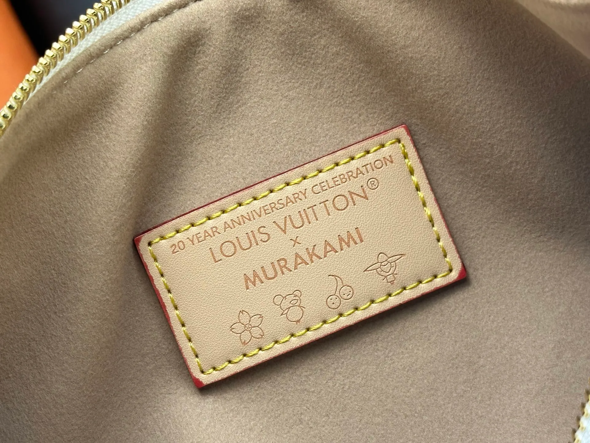 P320 M17089 M40391 Louis Vuitton first cooperated with Japanese M artist Takashi Murakami in 2003 and launched the classic "Color Monogram" series, which immediately caused a trend storm. The "Cherry Series" launched in 2005 is based on Murakami's design, integrating cherry elements into LV's classic Monogram canvas, showing the perfect combination of art and fashion. Size: 30x21x17