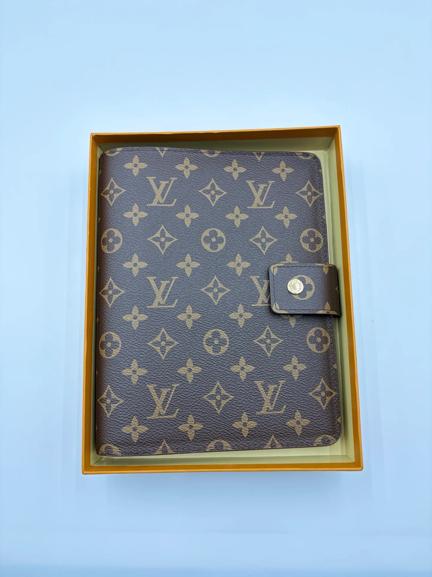 2026 hot model shipped, model M20002❤️This small notepad cover is made of Monogram canvas, can hold three credit cards, and can also be used as an address book, notebook or calendar. 18 x 23 cm (Length x Height) - Epi leather embossed with delicate LV initials and lined with interwoven textured leather - Button closure - Six-ring binder with three rings in sets, six credit card slots and two internal compartments - Notepad insert available separately
