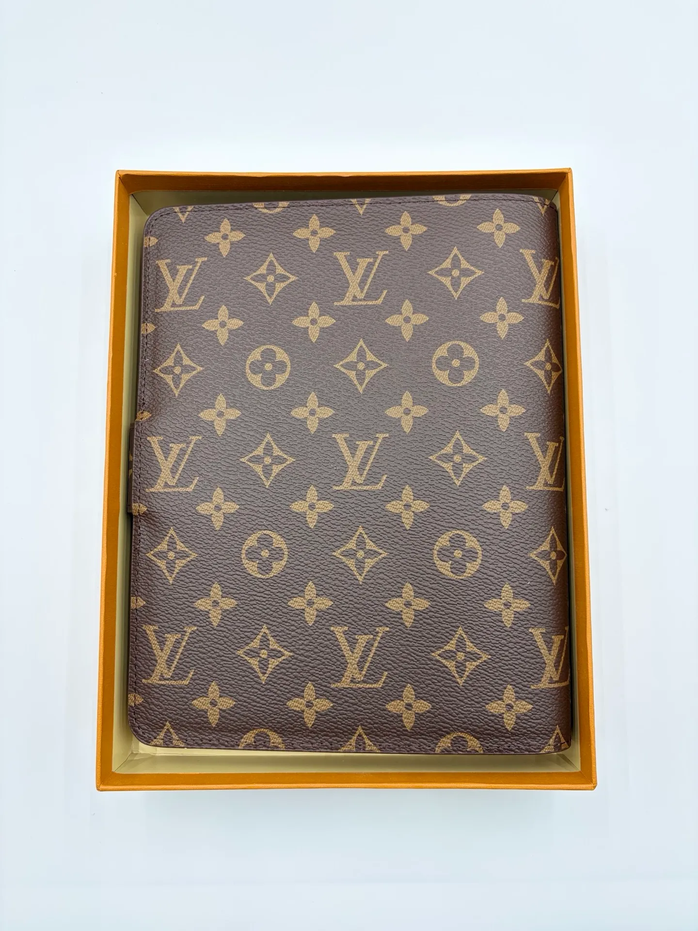 2026 hot model shipped, model M20002❤️This small notepad cover is made of Monogram canvas, can hold three credit cards, and can also be used as an address book, notebook or calendar. 18 x 23 cm (Length x Height) - Epi leather embossed with delicate LV initials and lined with interwoven textured leather - Button closure - Six-ring binder with three rings in sets, six credit card slots and two internal compartments - Notepad insert available separately