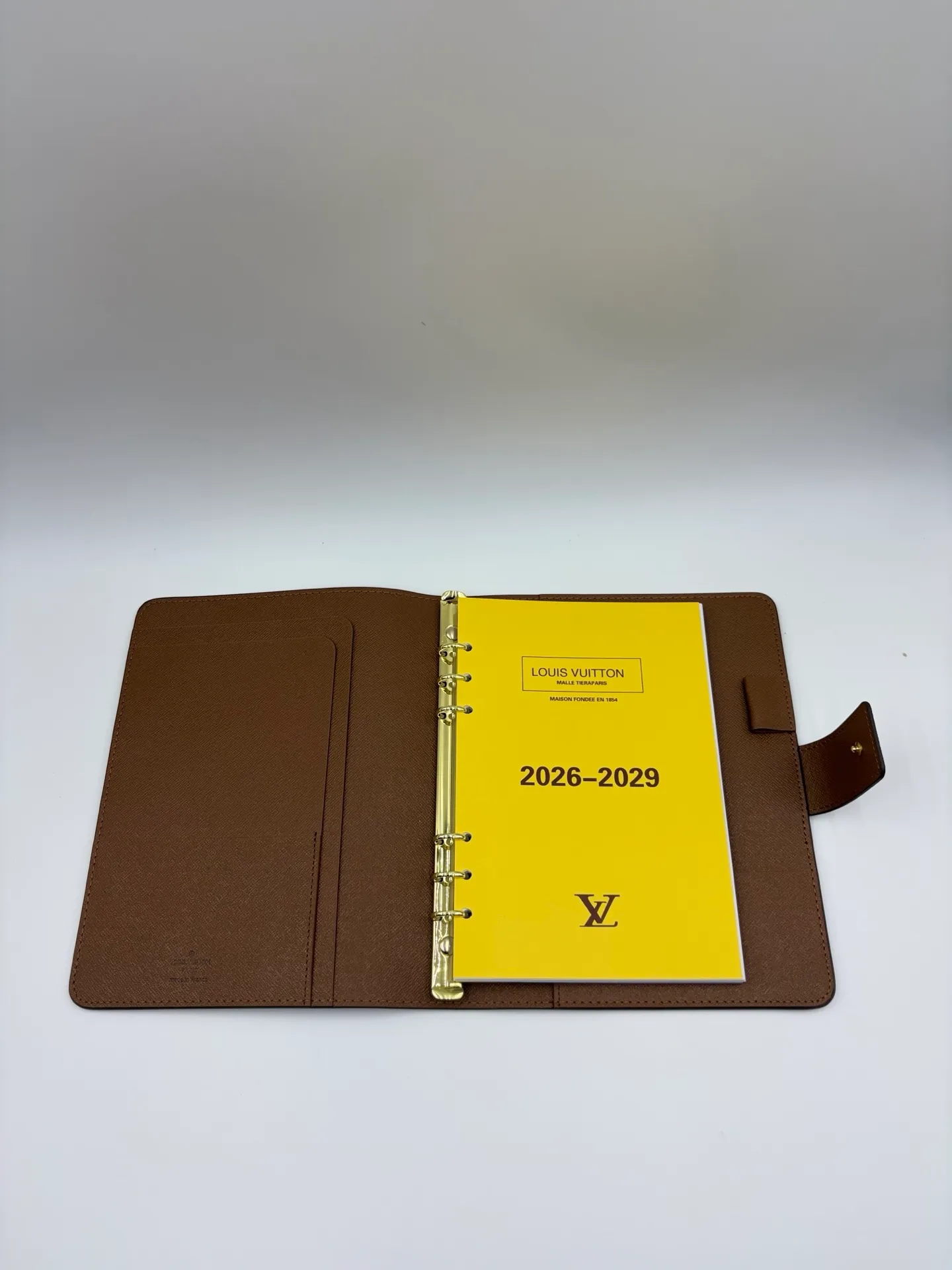 2026 hot model shipped, model M20002❤️This small notepad cover is made of Monogram canvas, can hold three credit cards, and can also be used as an address book, notebook or calendar. 18 x 23 cm (Length x Height) - Epi leather embossed with delicate LV initials and lined with interwoven textured leather - Button closure - Six-ring binder with three rings in sets, six credit card slots and two internal compartments - Notepad insert available separately
