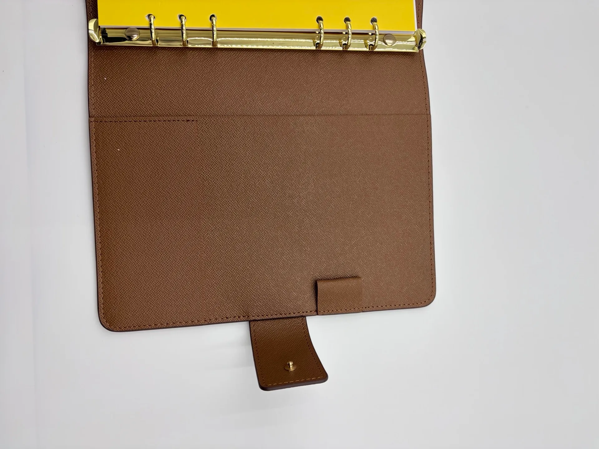 2026 hot model shipped, model M20002❤️This small notepad cover is made of Monogram canvas, can hold three credit cards, and can also be used as an address book, notebook or calendar. 18 x 23 cm (Length x Height) - Epi leather embossed with delicate LV initials and lined with interwoven textured leather - Button closure - Six-ring binder with three rings in sets, six credit card slots and two internal compartments - Notepad insert available separately