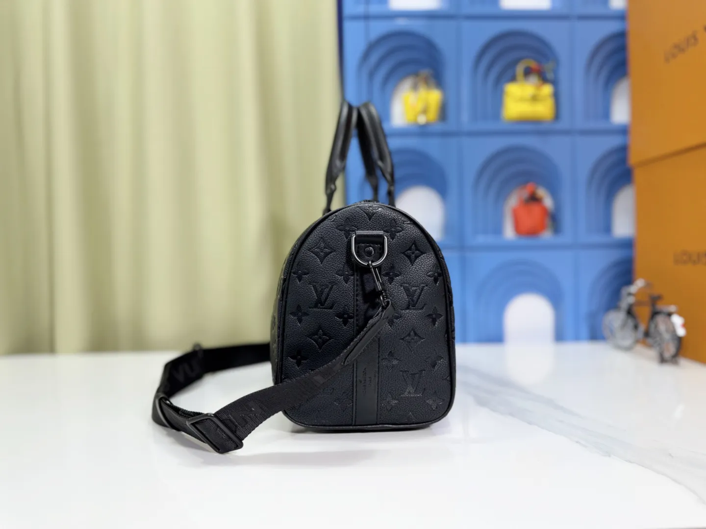 P260 upgraded original m22765 full leather m46655g flower This keepall 35 travel bag is made of monogram shadow leather with full monogram embossing and matte metal parts to achieve a simple design. The cabin luggage size is suitable for short trips. The keepall soft travel bag series was born in the 1930s and is as classic and elegant as ever. Dimensions: 35x21x16 (cm)