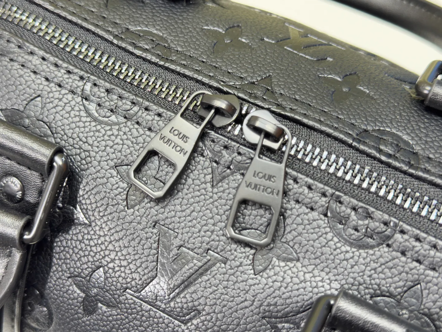 P260 upgraded original m22765 full leather m46655g flower This keepall 35 travel bag is made of monogram shadow leather with full monogram embossing and matte metal parts to achieve a simple design. The cabin luggage size is suitable for short trips. The keepall soft travel bag series was born in the 1930s and is as classic and elegant as ever. Dimensions: 35x21x16 (cm)