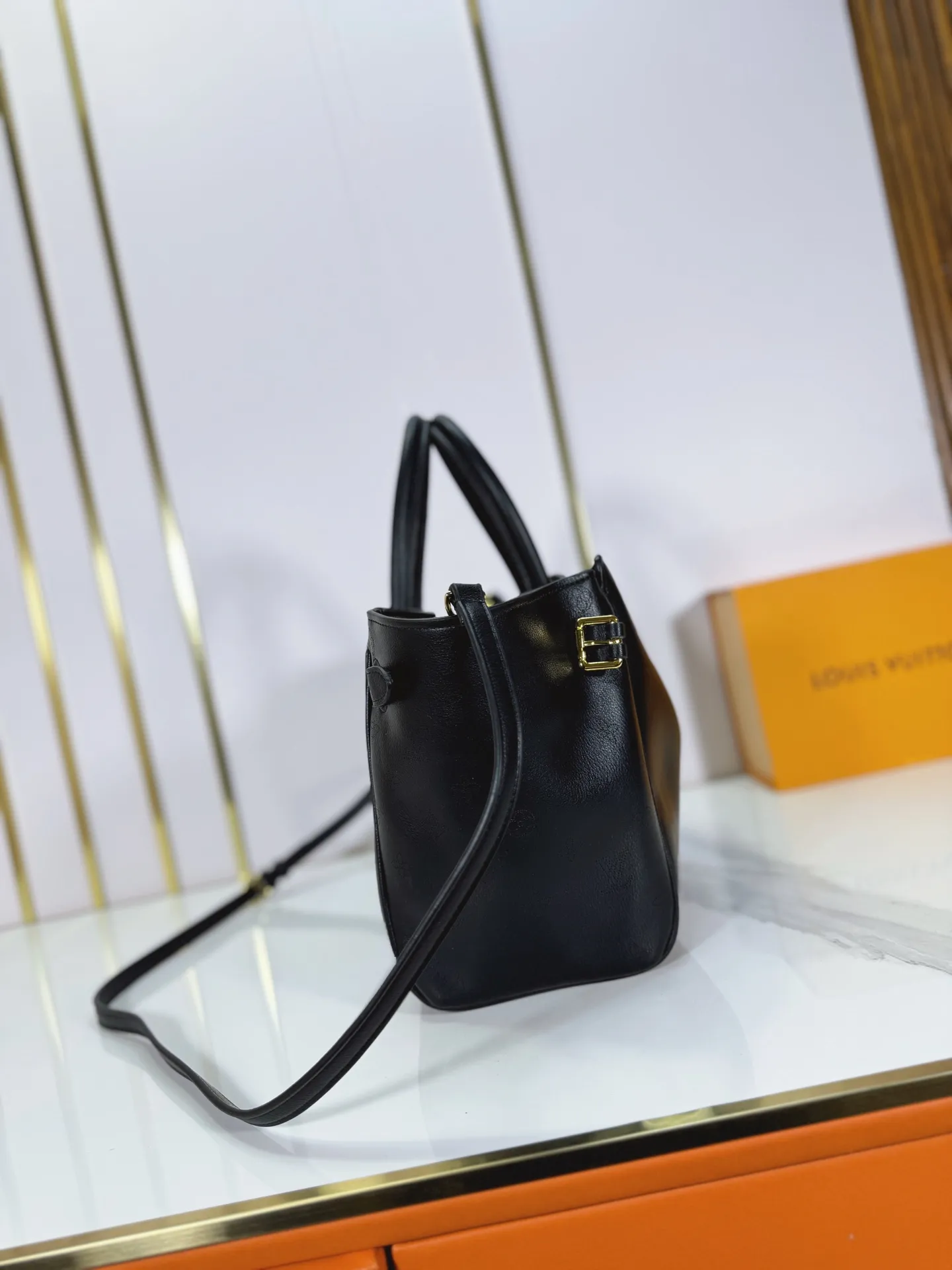 P320 Upgraded from the original M26501 M26502 M27040 M26338 This Vendôme small handbag uses soft cow leather to reveal a silky satin luster, and is equipped with a dazzling padlock with a subtle engraved Monogram pattern, making it a trendy daily choice that combines classic charm with modern style. Adjustable side straps expand the interior, and the large zippered pocket is secured to the body with hooks. Dimensions: 28.5 x 22 x 14.5 (cm) ((length x height x width)