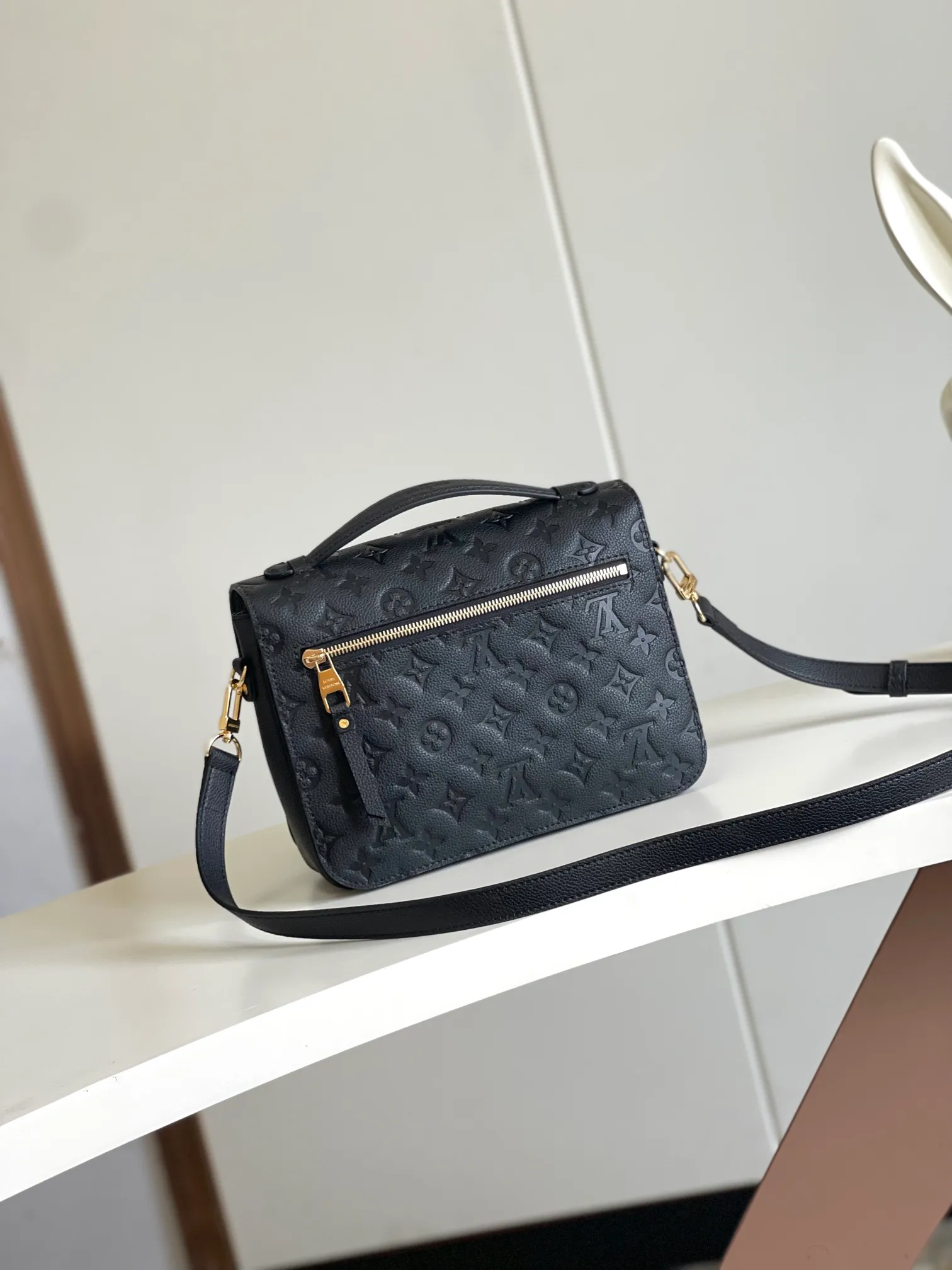P1300 [Top original item, unique home photo, dynamic chip] [Metis messenger bag] M47142 blue M40780M46552M41487 M44071 M12711 M44881 The latest version of the top-notch version on the market is shipped. The three-dimensional shape and exquisite internal design allow this handbag to hold all daily essentials, while the Monogram Empreinte leather adds a sense of elegance to it. Compact size with multiple practical pockets and compartments. Special S-shaped steel lock with original vacuum nano-plating technology. Feel free to feel the quality as shown in the picture. Access the counter at will. Size: 25 x 19 x 9cm.