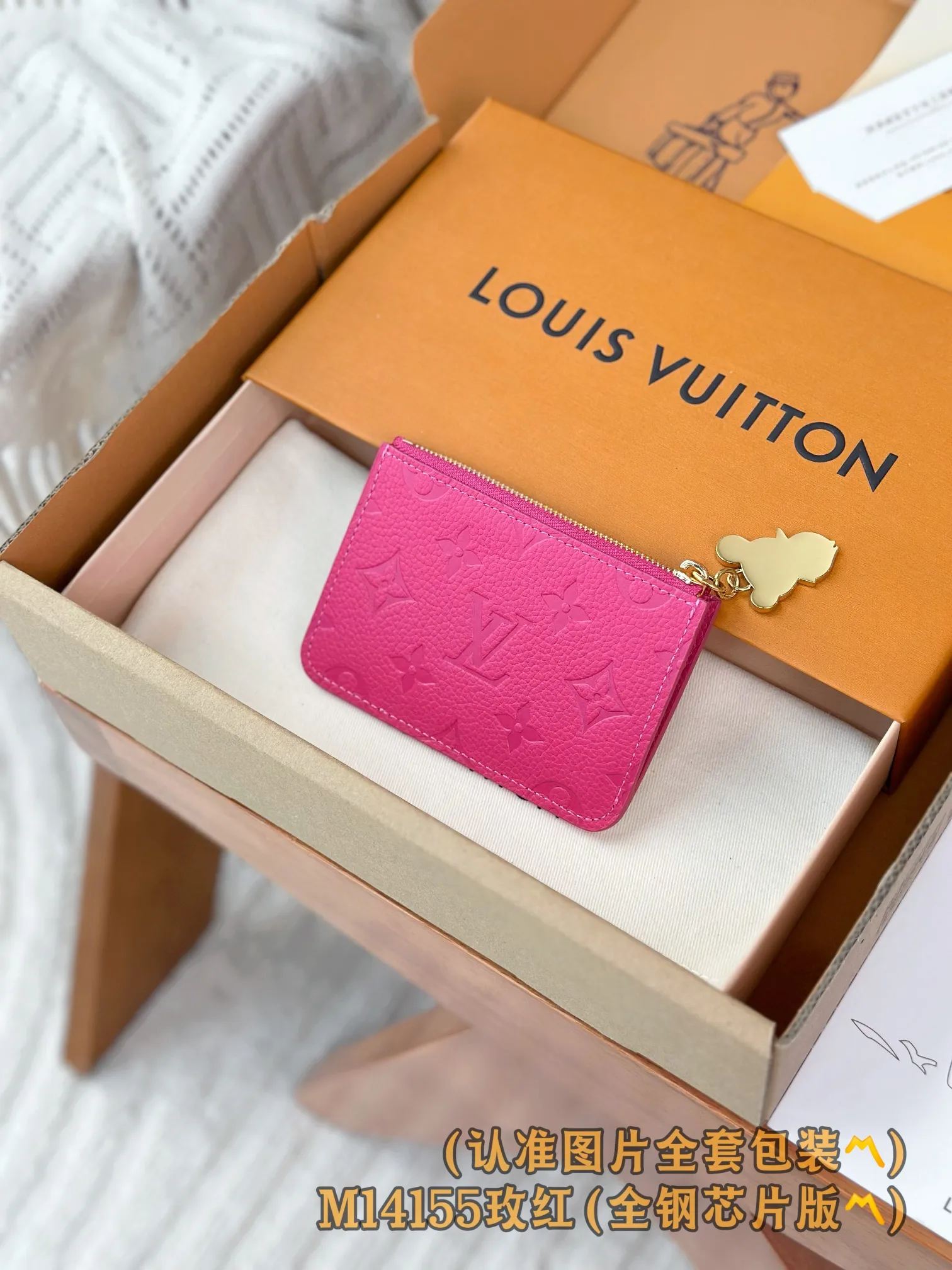 💰600 [Authentic grade] [Special grade MB high-elastic fabric] M14155 rose red (〽️A-grade all-steel version〽️) personalized customization! Transcoding chip, LV x TM Romy business card holder, this Romy business card holder from the Louis Vuitton x Murakami cross-border collaboration series is functional and full of fun, and is designed in a new color palette of the Japanese artist's famous rainbow color scheme. The business card holder is discreetly embellished with the brand's logo in Monogram Empreinte leather, while the colorful Monogram coated canvas highlights the patch pockets with eye-catching details. The coin compartment of the business card holder is designed with a gold zipper and is decorated with a panda-shaped zipper puller, adding a unique embellishment this season.  12 x 8 x 0.8 cm (length x height x width).