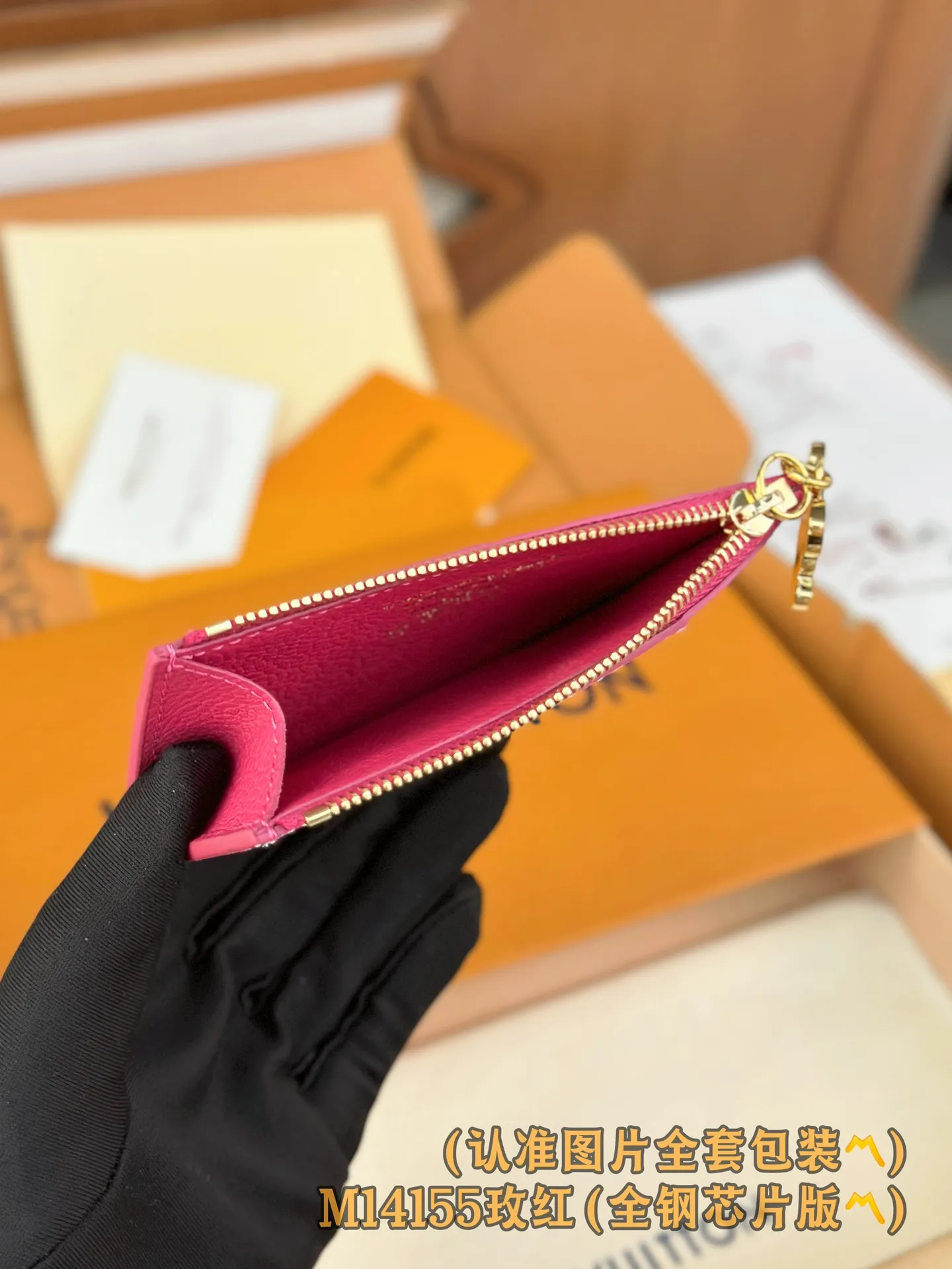 💰600 [Authentic grade] [Special grade MB high-elastic fabric] M14155 rose red (〽️A-grade all-steel version〽️) personalized customization! Transcoding chip, LV x TM Romy business card holder, this Romy business card holder from the Louis Vuitton x Murakami cross-border collaboration series is functional and full of fun, and is designed in a new color palette of the Japanese artist's famous rainbow color scheme. The business card holder is discreetly embellished with the brand's logo in Monogram Empreinte leather, while the colorful Monogram coated canvas highlights the patch pockets with eye-catching details. The coin compartment of the business card holder is designed with a gold zipper and is decorated with a panda-shaped zipper puller, adding a unique embellishment this season.  12 x 8 x 0.8 cm (length x height x width).