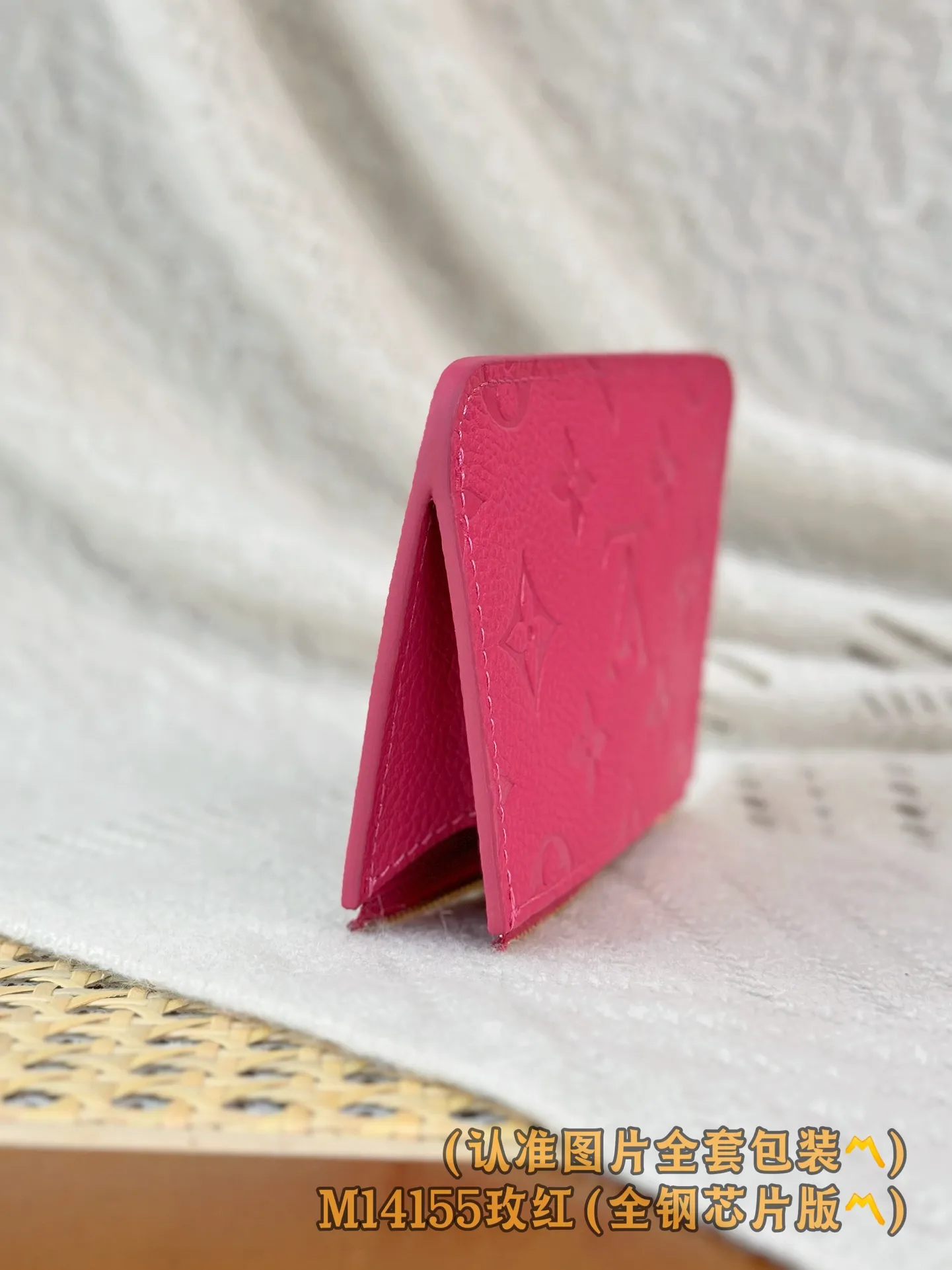 💰600 [Authentic grade] [Special grade MB high-elastic fabric] M14155 rose red (〽️A-grade all-steel version〽️) personalized customization! Transcoding chip, LV x TM Romy business card holder, this Romy business card holder from the Louis Vuitton x Murakami cross-border collaboration series is functional and full of fun, and is designed in a new color palette of the Japanese artist's famous rainbow color scheme. The business card holder is discreetly embellished with the brand's logo in Monogram Empreinte leather, while the colorful Monogram coated canvas highlights the patch pockets with eye-catching details. The coin compartment of the business card holder is designed with a gold zipper and is decorated with a panda-shaped zipper puller, adding a unique embellishment this season.  12 x 8 x 0.8 cm (length x height x width).