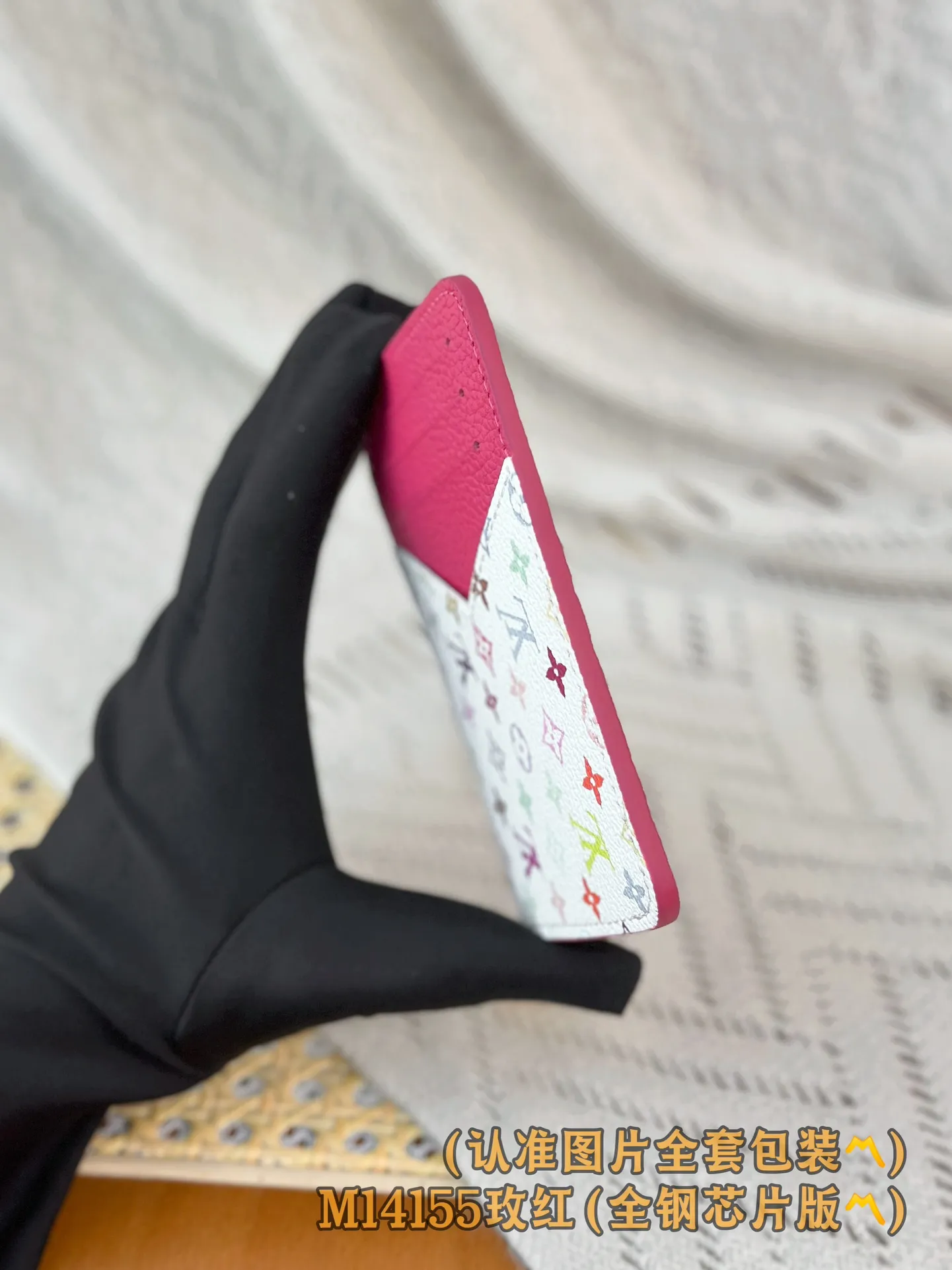 💰600 [Authentic grade] [Special grade MB high-elastic fabric] M14155 rose red (〽️A-grade all-steel version〽️) personalized customization! Transcoding chip, LV x TM Romy business card holder, this Romy business card holder from the Louis Vuitton x Murakami cross-border collaboration series is functional and full of fun, and is designed in a new color palette of the Japanese artist's famous rainbow color scheme. The business card holder is discreetly embellished with the brand's logo in Monogram Empreinte leather, while the colorful Monogram coated canvas highlights the patch pockets with eye-catching details. The coin compartment of the business card holder is designed with a gold zipper and is decorated with a panda-shaped zipper puller, adding a unique embellishment this season.  12 x 8 x 0.8 cm (length x height x width).
