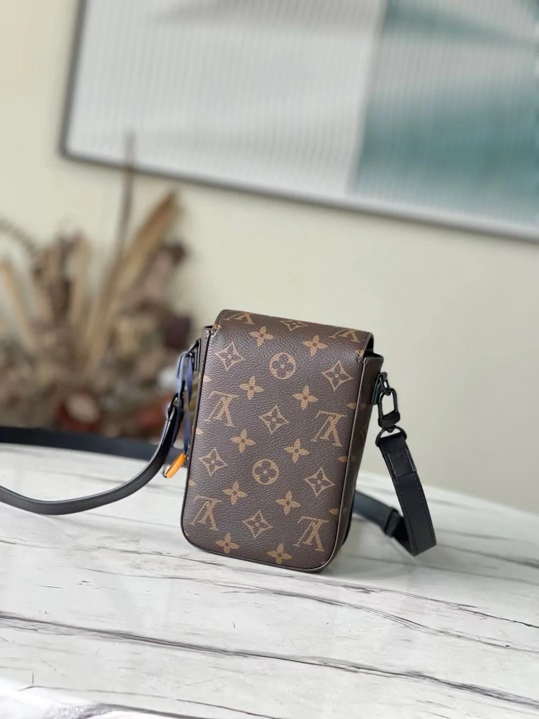 💰700 Top Original M81522 Presbyopia The new S-Lock Vertical Wearable wallet embosses the iconic Monogram pattern on elegant Taurillon leather, and then uses a magnetic closure to recall the traditional hard case lock design. The compact structure can also accommodate daily needs, making it easy to carry personal items with you and making a fashion statement. Dimensions: 12 x 19 x 7 cm