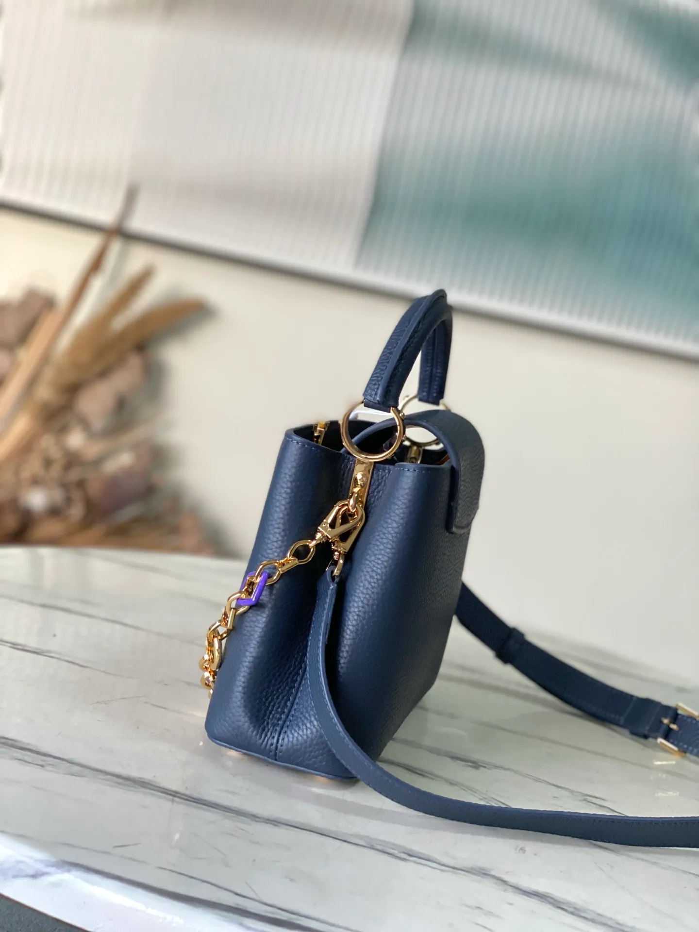 💰2320 "Special Original Leather" M14971 Small This Capucines small handbag is from the Harmony series, using a decorative chain to explore the inspiration of the Monogram flower. Taurillon cow leather creates an elegant structure, colorful resin outlines the V letter, and the flip cover provides two styles: external or internal. The neat interior is equipped with multiple pockets, and the detachable and adjustable shoulder strap makes it easy to wear cross-body. Dimensions: 27 × 18 × 9cm