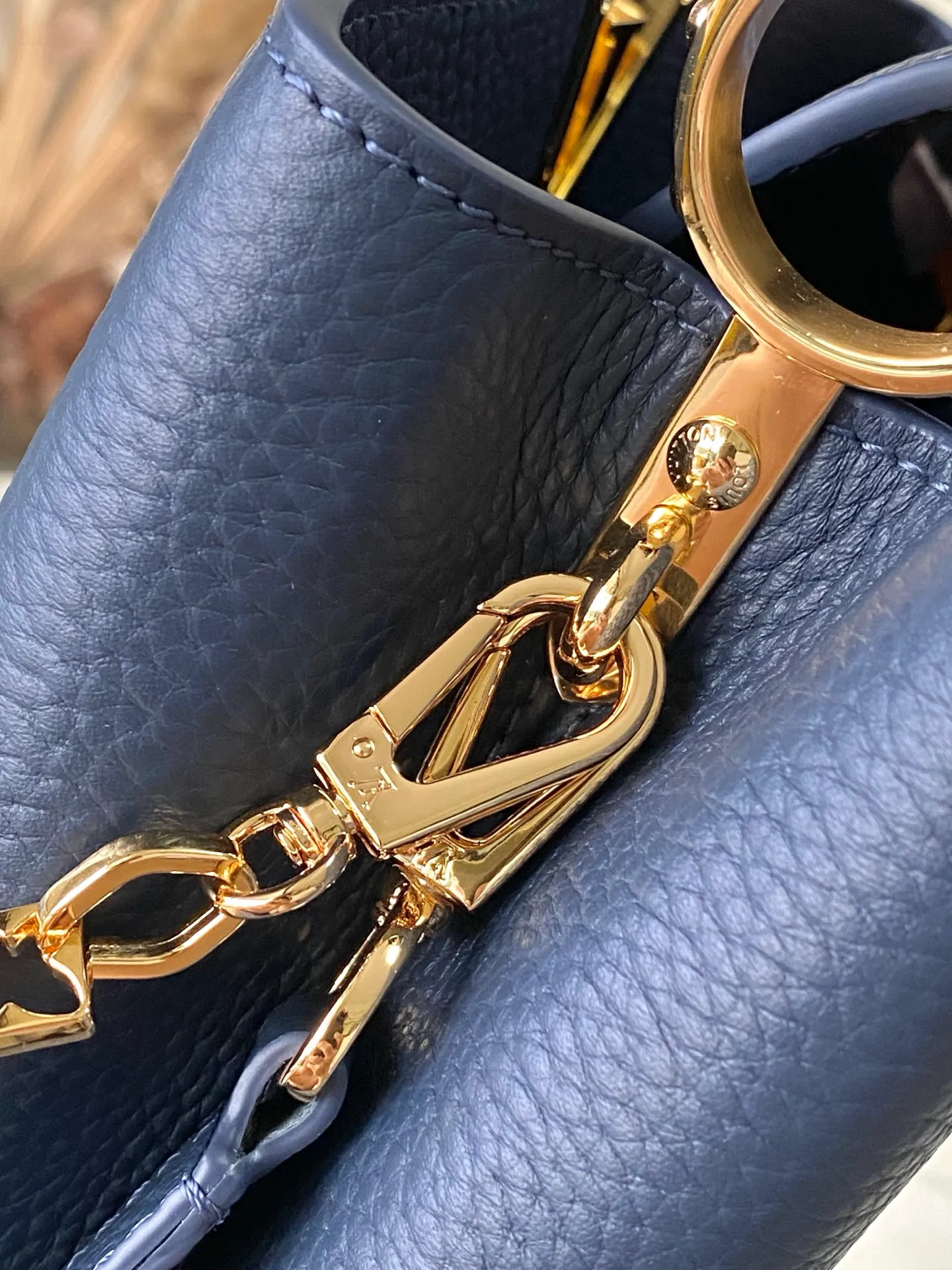 💰2320 "Special Original Leather" M14971 Small This Capucines small handbag is from the Harmony series, using a decorative chain to explore the inspiration of the Monogram flower. Taurillon cow leather creates an elegant structure, colorful resin outlines the V letter, and the flip cover provides two styles: external or internal. The neat interior is equipped with multiple pockets, and the detachable and adjustable shoulder strap makes it easy to wear cross-body. Dimensions: 27 × 18 × 9cm
