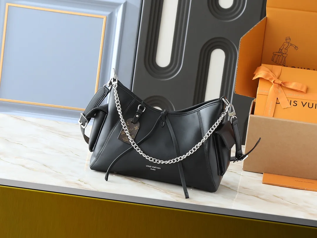 💰260💰Upgraded from the original M25143 M24861 M12583 M12579 M12919 M13105 This small CarryAll Cargo handbag is made of soft sheep leather with a fashionable micro-wrinkle effect, and is paired with polished metal parts and a lazy configuration on a deep background, making it a perfect choice for day and night occasions. The detachable shoulder strap and chain strap allow for a variety of styling possibilities. Dimensions: 23 x 15 x 33.5 cm (H x W x Length)
