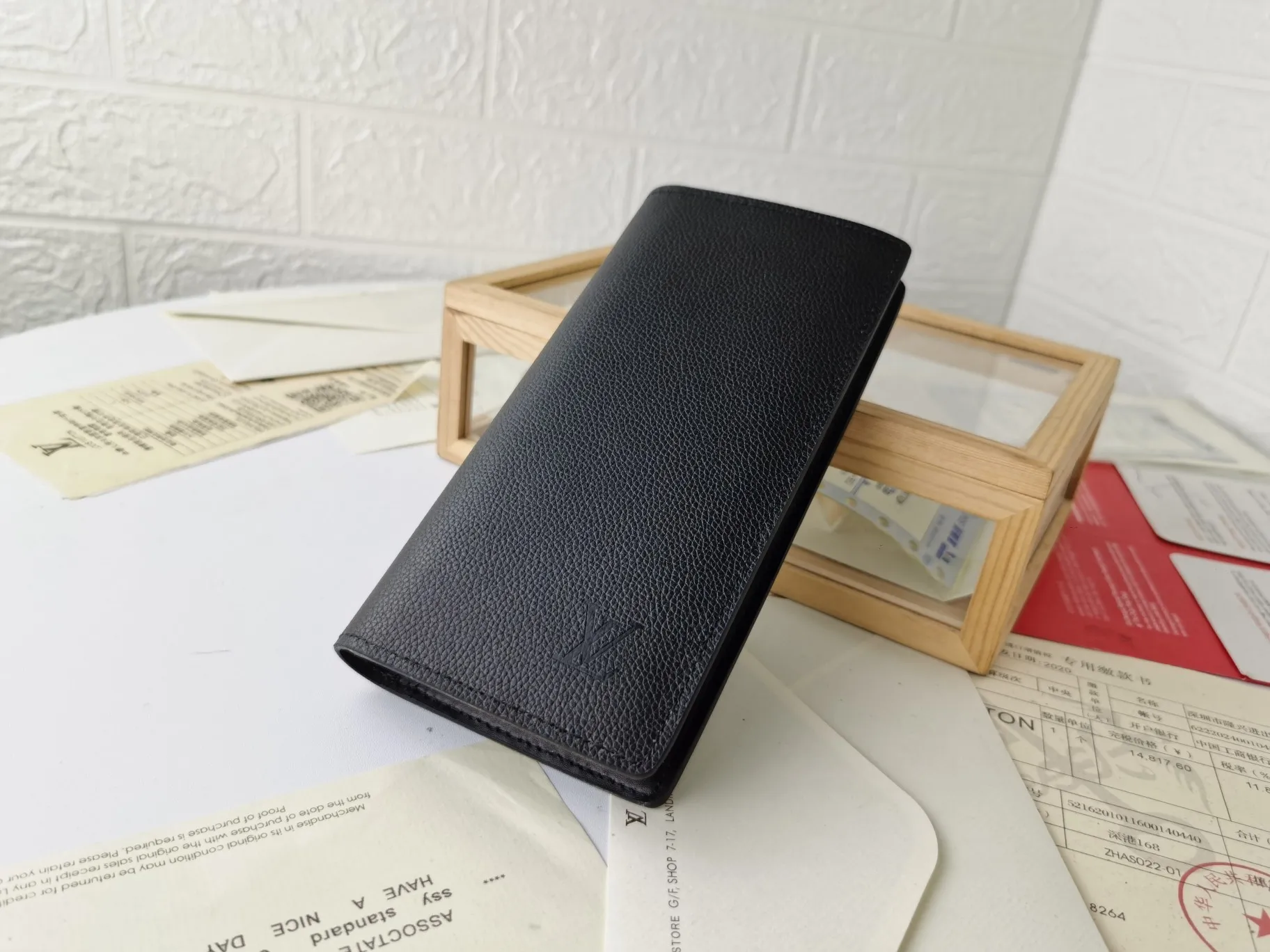 P140💰Top original version💎【Real shot with home background】M58192 black pebbled suit clip Elegant is the best way to describe Brazza, a wallet that is both flexible, easy to use and elegant, and can be easily stored in the chest pocket. Crafted from extremely soft yet durable Taurillon leather, this wallet is even more attractive. Details 10 x 19 x 2 cm (Length x Height x Width) Cowhide embellished wallet Front embossed Louis Vuitton initials Palladium finish Brass hardware Cowhide lining 12 credit card slots, 1 slot for ID or business cards 1 large zipped coin compartment 4 internal slip pockets for banknotes, IDs, receipts 62665