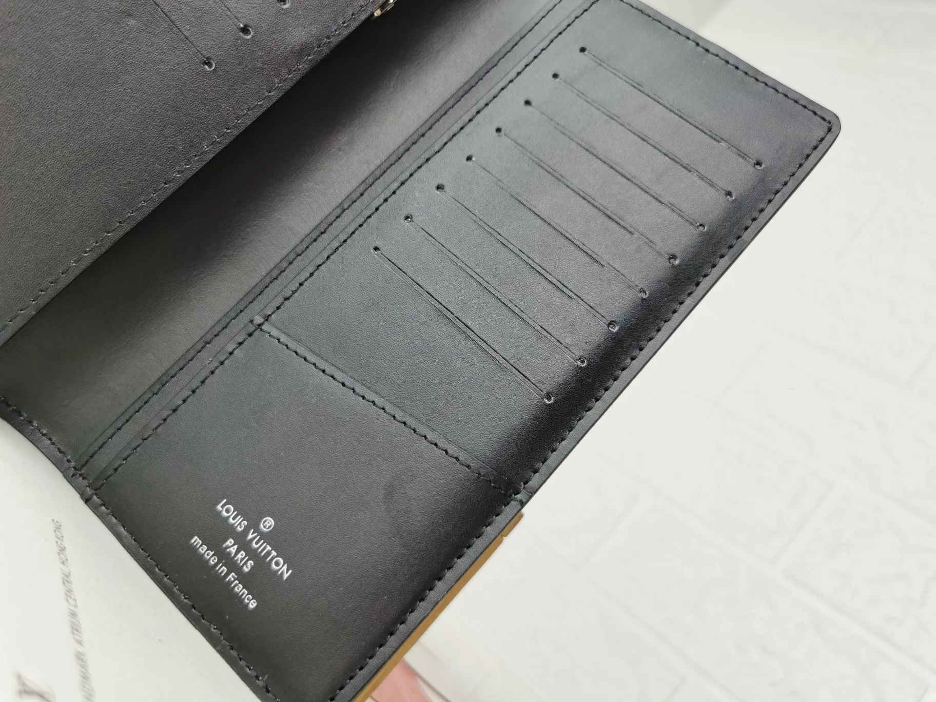 P140💰Top original version💎【Real shot with home background】M58192 black pebbled suit clip Elegant is the best way to describe Brazza, a wallet that is both flexible, easy to use and elegant, and can be easily stored in the chest pocket. Crafted from extremely soft yet durable Taurillon leather, this wallet is even more attractive. Details 10 x 19 x 2 cm (Length x Height x Width) Cowhide embellished wallet Front embossed Louis Vuitton initials Palladium finish Brass hardware Cowhide lining 12 credit card slots, 1 slot for ID or business cards 1 large zipped coin compartment 4 internal slip pockets for banknotes, IDs, receipts 62665