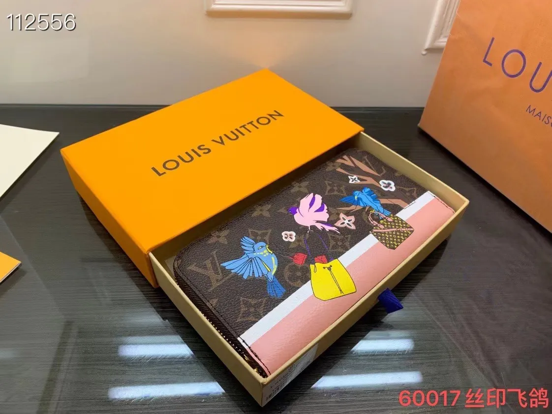 P150💰 M80857M60017 Japan limited wallet "Gibby Wallet", printed with Louis Vuitton's cute mascot "Vivian" illustration on single gram canvas. Brightly colored kites and cute mascots are combined, embellished with tiny single flowers. This is a collectible item that is perfect as a gift for those who love singles. Size: 19x 12.5x 3.0cm, 🎁🎁