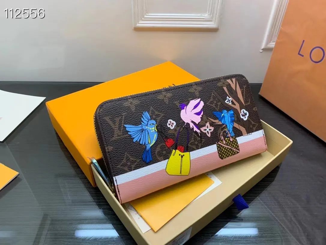 P150💰 M80857M60017 Japan limited wallet "Gibby Wallet", printed with Louis Vuitton's cute mascot "Vivian" illustration on single gram canvas. Brightly colored kites and cute mascots are combined, embellished with tiny single flowers. This is a collectible item that is perfect as a gift for those who love singles. Size: 19x 12.5x 3.0cm, 🎁🎁