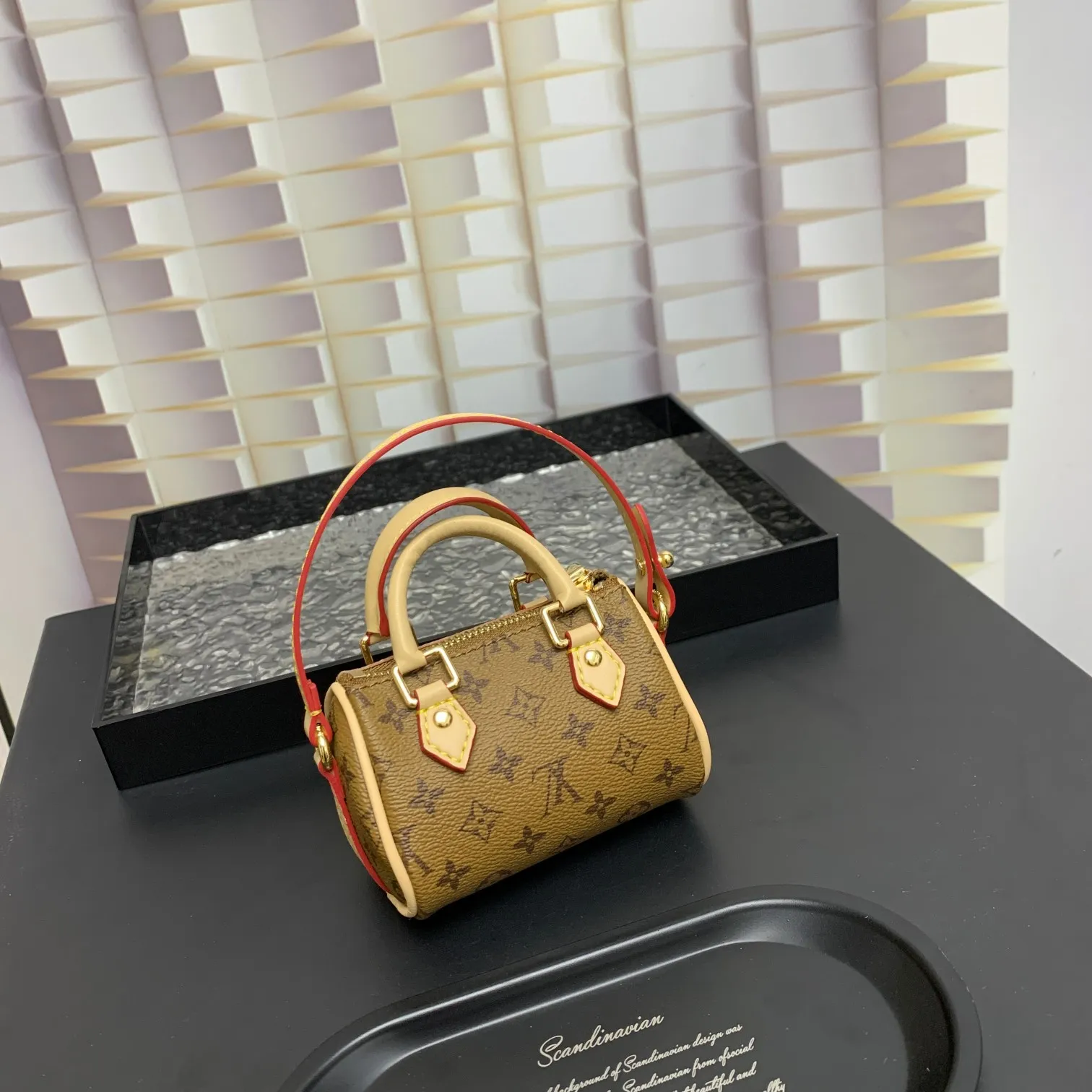💰200 MINI KEEPALL bag charm and keychain ☀️Louis Vuitton Louis Vuitton lv mini pillow bag pendant ☀️This Mini Keepall bag charm and keychain condense the classic handbag configuration, boldly showing the spirit of adventure. Monogram canvas with LV inscribed hook buckle, whether hung on a belt or handbag, its zipper closure and built-in keychain ensure secure storage