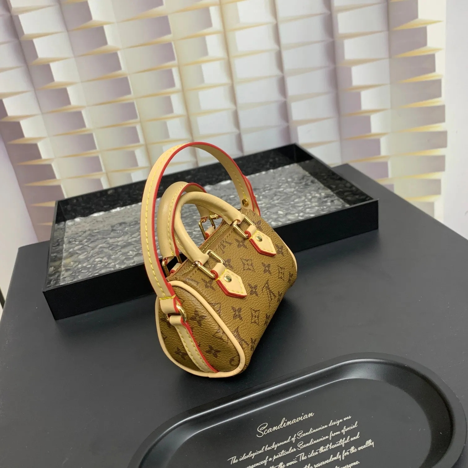 💰200 MINI KEEPALL bag charm and keychain ☀️Louis Vuitton Louis Vuitton lv mini pillow bag pendant ☀️This Mini Keepall bag charm and keychain condense the classic handbag configuration, boldly showing the spirit of adventure. Monogram canvas with LV inscribed hook buckle, whether hung on a belt or handbag, its zipper closure and built-in keychain ensure secure storage