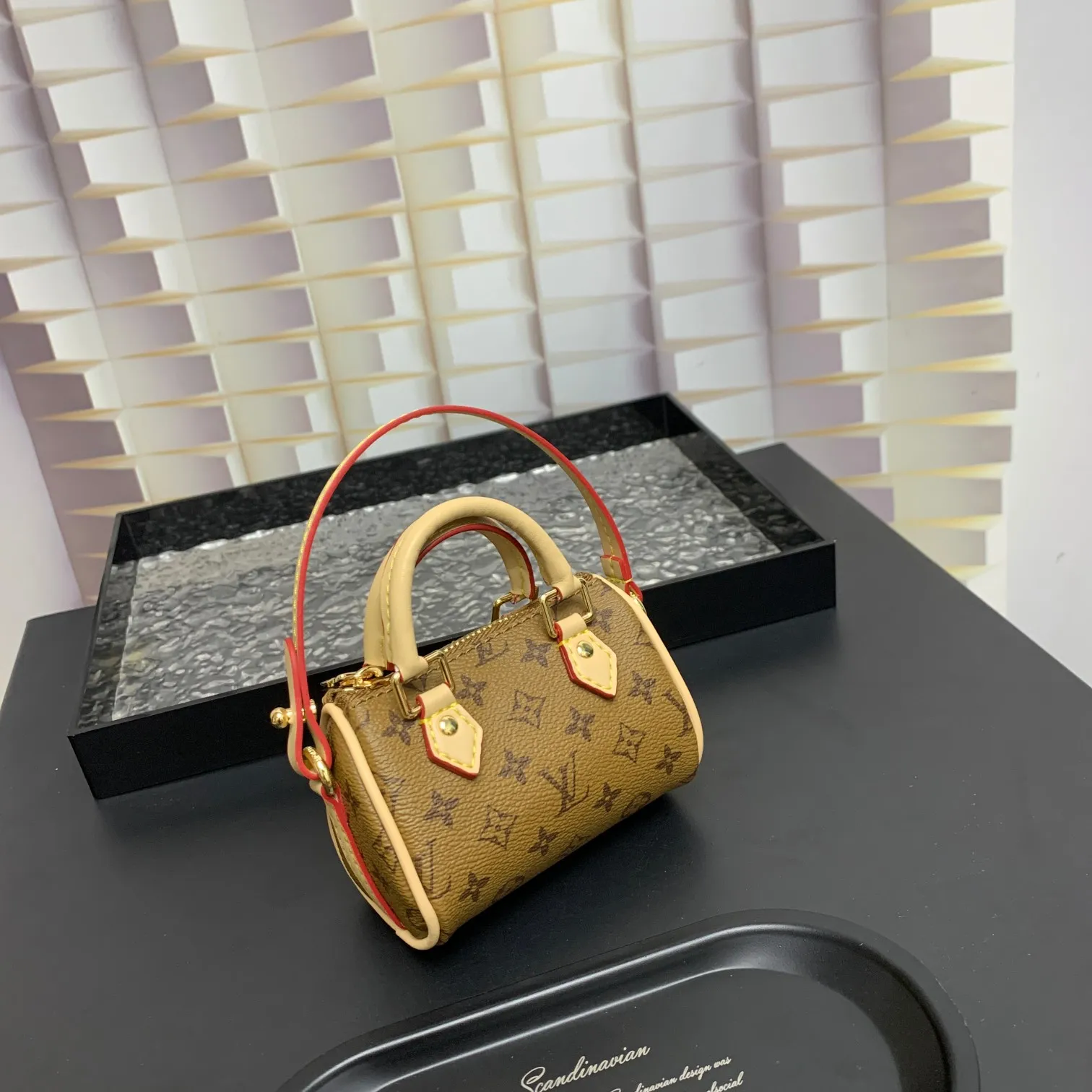 💰200 MINI KEEPALL bag charm and keychain ☀️Louis Vuitton Louis Vuitton lv mini pillow bag pendant ☀️This Mini Keepall bag charm and keychain condense the classic handbag configuration, boldly showing the spirit of adventure. Monogram canvas with LV inscribed hook buckle, whether hung on a belt or handbag, its zipper closure and built-in keychain ensure secure storage