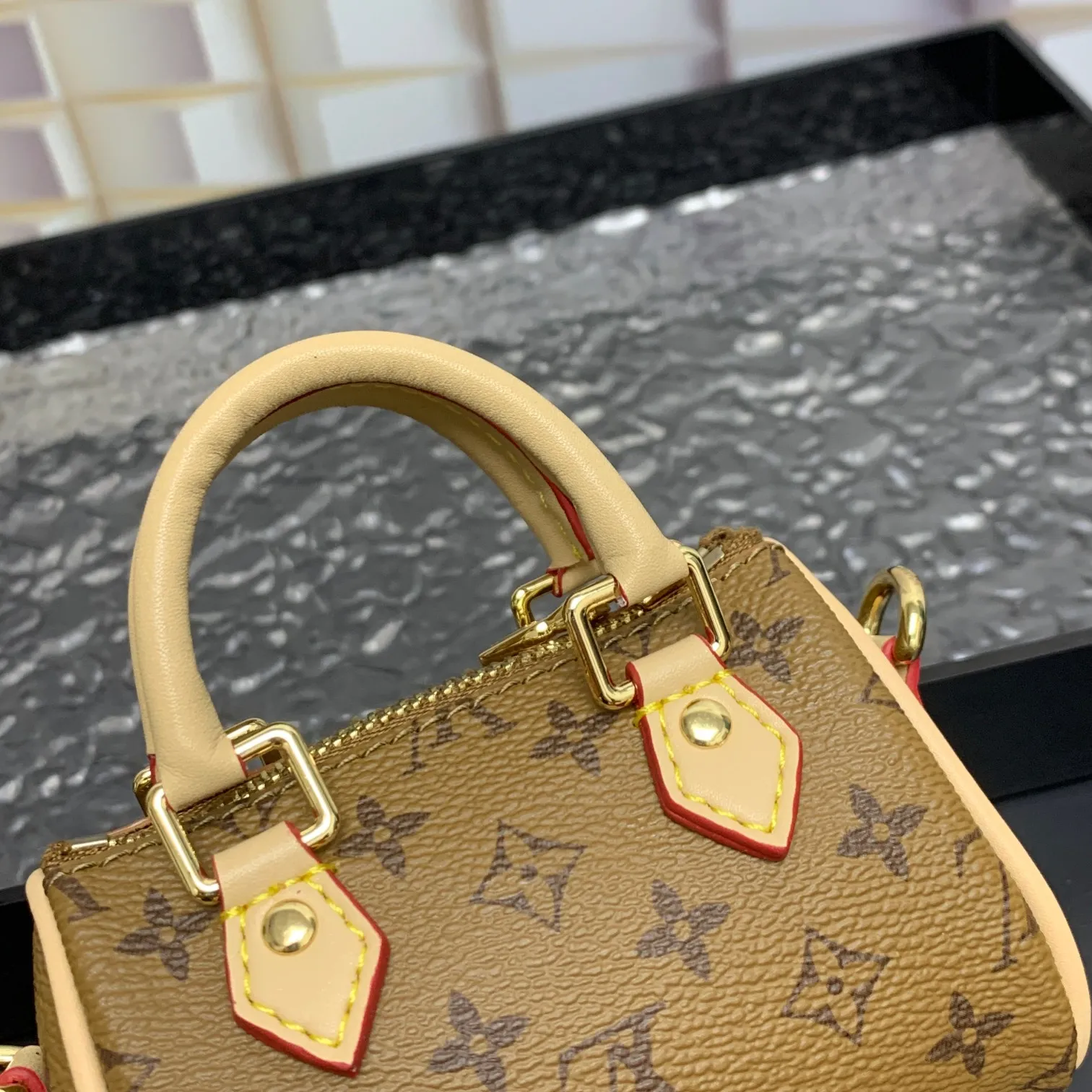 💰200 MINI KEEPALL bag charm and keychain ☀️Louis Vuitton Louis Vuitton lv mini pillow bag pendant ☀️This Mini Keepall bag charm and keychain condense the classic handbag configuration, boldly showing the spirit of adventure. Monogram canvas with LV inscribed hook buckle, whether hung on a belt or handbag, its zipper closure and built-in keychain ensure secure storage