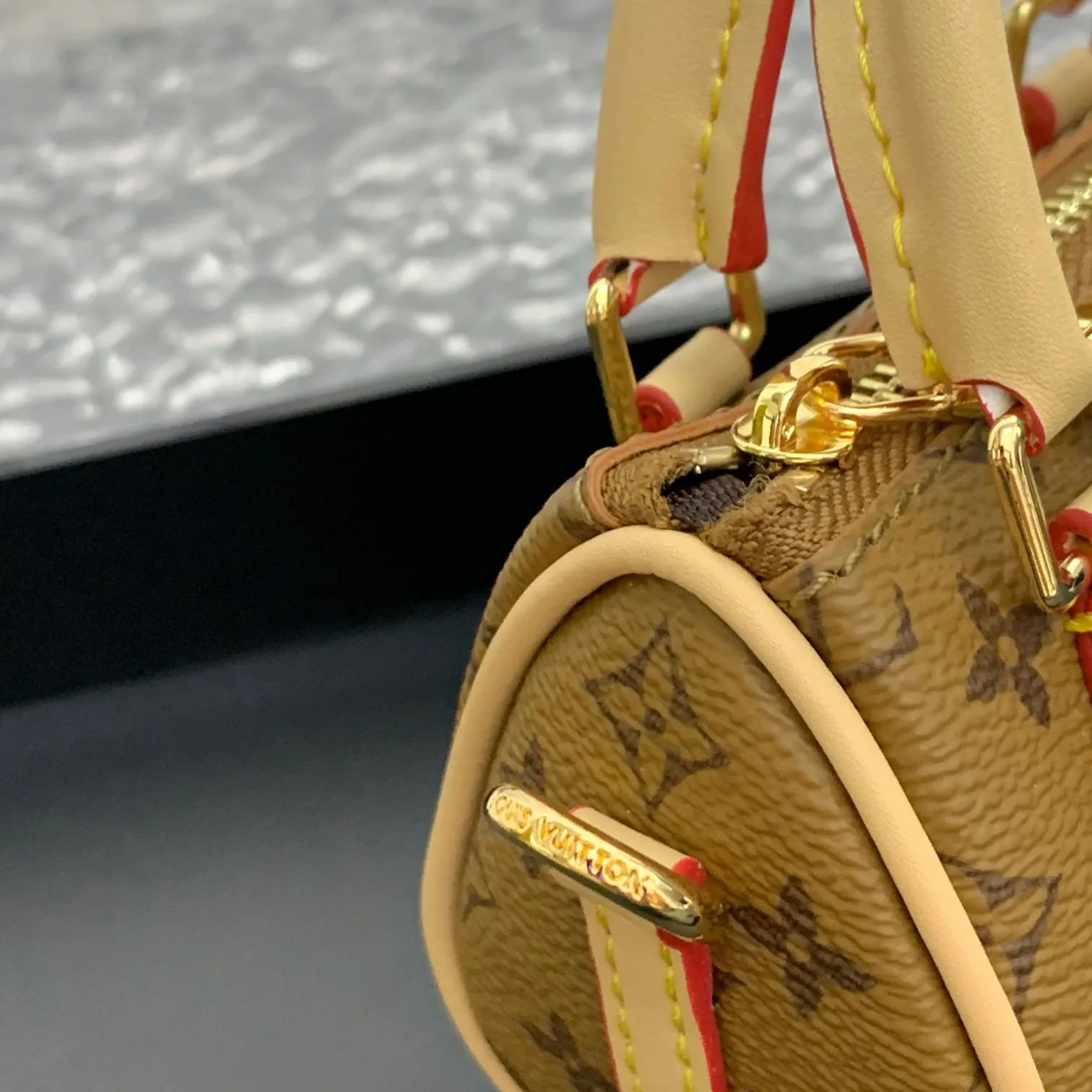 💰200 MINI KEEPALL bag charm and keychain ☀️Louis Vuitton Louis Vuitton lv mini pillow bag pendant ☀️This Mini Keepall bag charm and keychain condense the classic handbag configuration, boldly showing the spirit of adventure. Monogram canvas with LV inscribed hook buckle, whether hung on a belt or handbag, its zipper closure and built-in keychain ensure secure storage