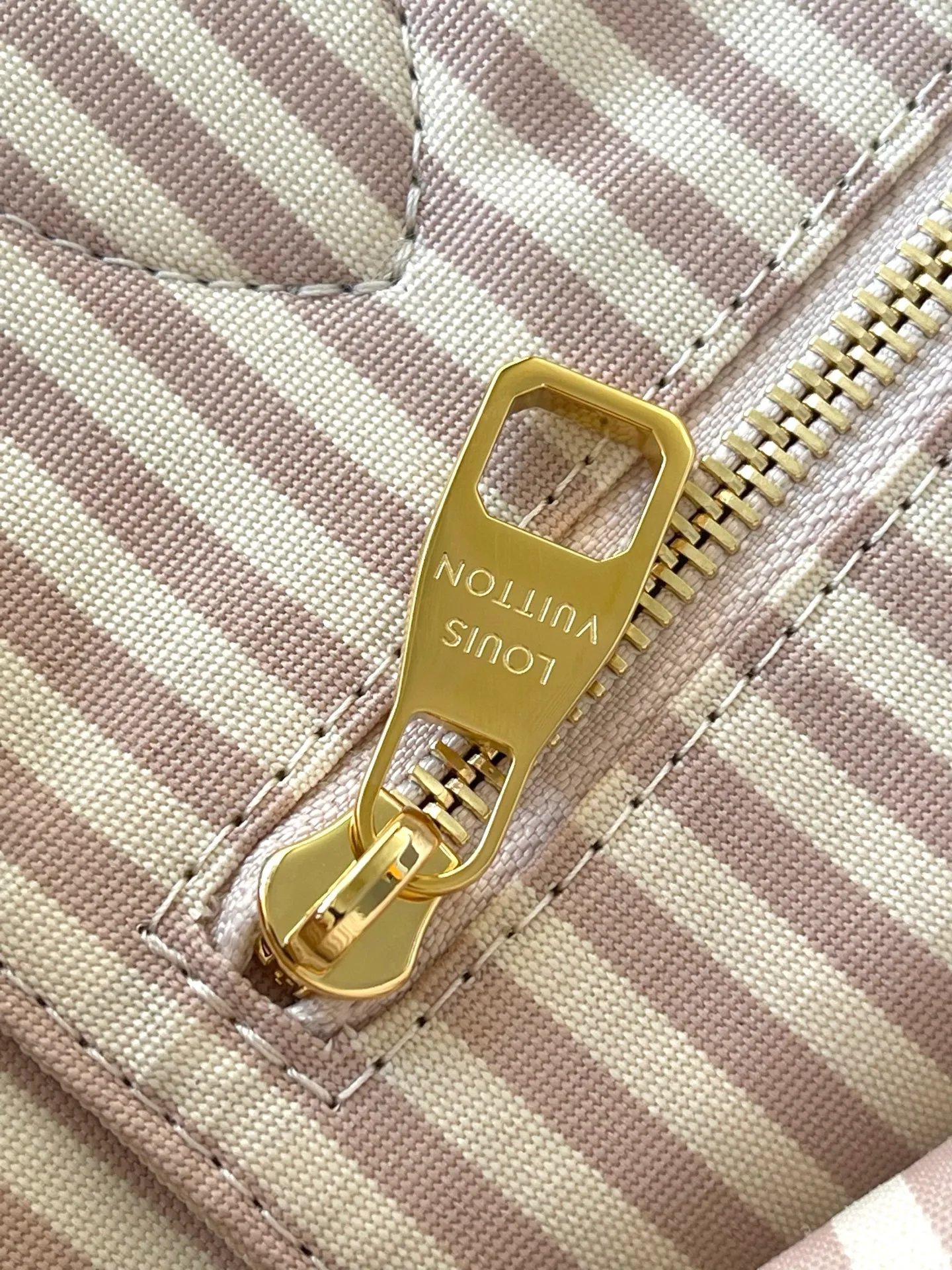💰1260 (top layer leather) top original order M14285 milk white silk screen This Neverfull MM handbag displays the brand's iconic Monogram Empreinte leather and the latest tonal silhouette, which is both practical and refined. It's large enough to store a laptop and other daily essentials, and comes with a removable contrast-print textile bag. Gold hardware provides a sophisticated look. Size: 32*29*17cm
