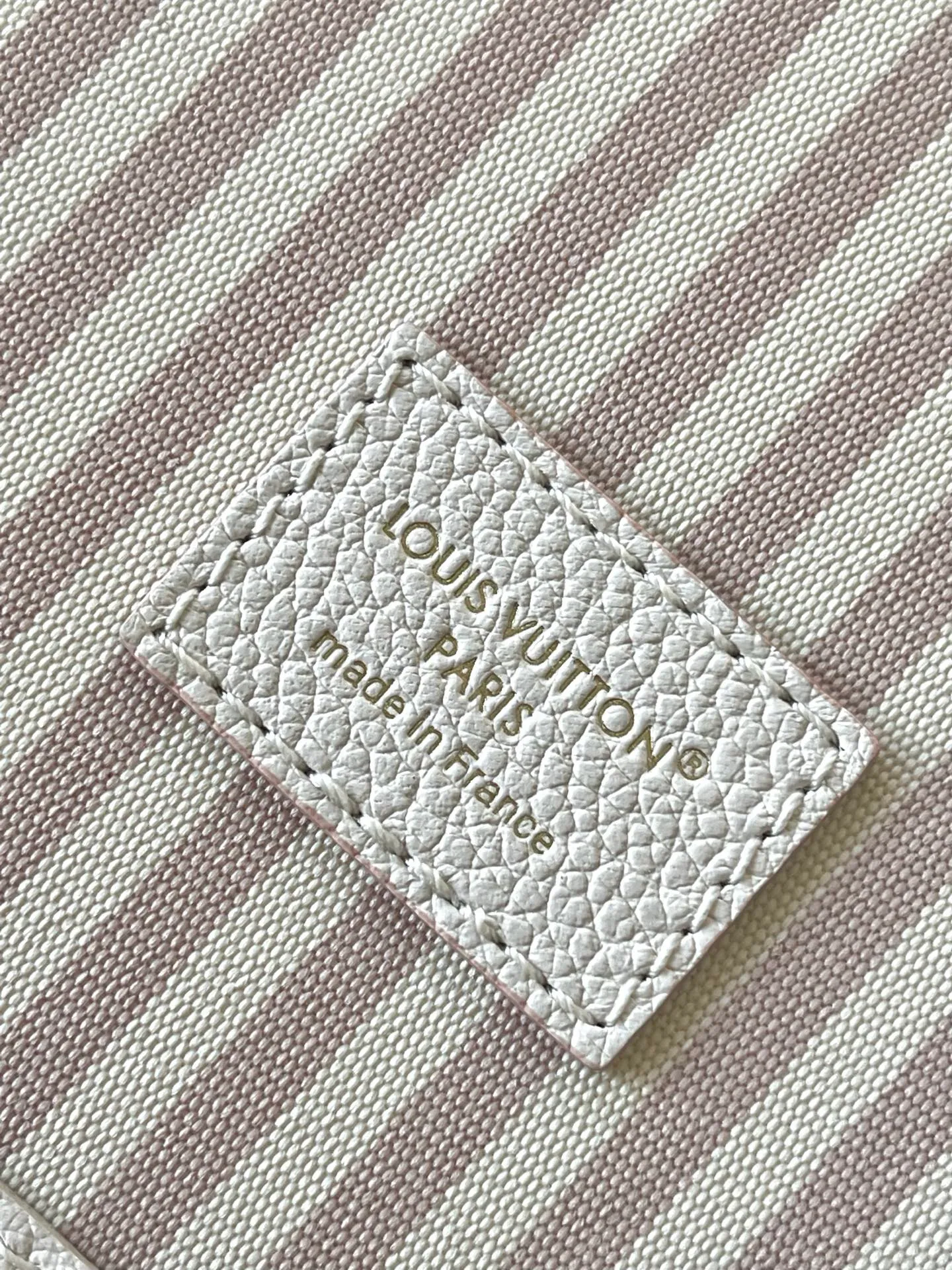 💰1260 (top layer leather) top original order M14285 milk white silk screen This Neverfull MM handbag displays the brand's iconic Monogram Empreinte leather and the latest tonal silhouette, which is both practical and refined. It's large enough to store a laptop and other daily essentials, and comes with a removable contrast-print textile bag. Gold hardware provides a sophisticated look. Size: 32*29*17cm