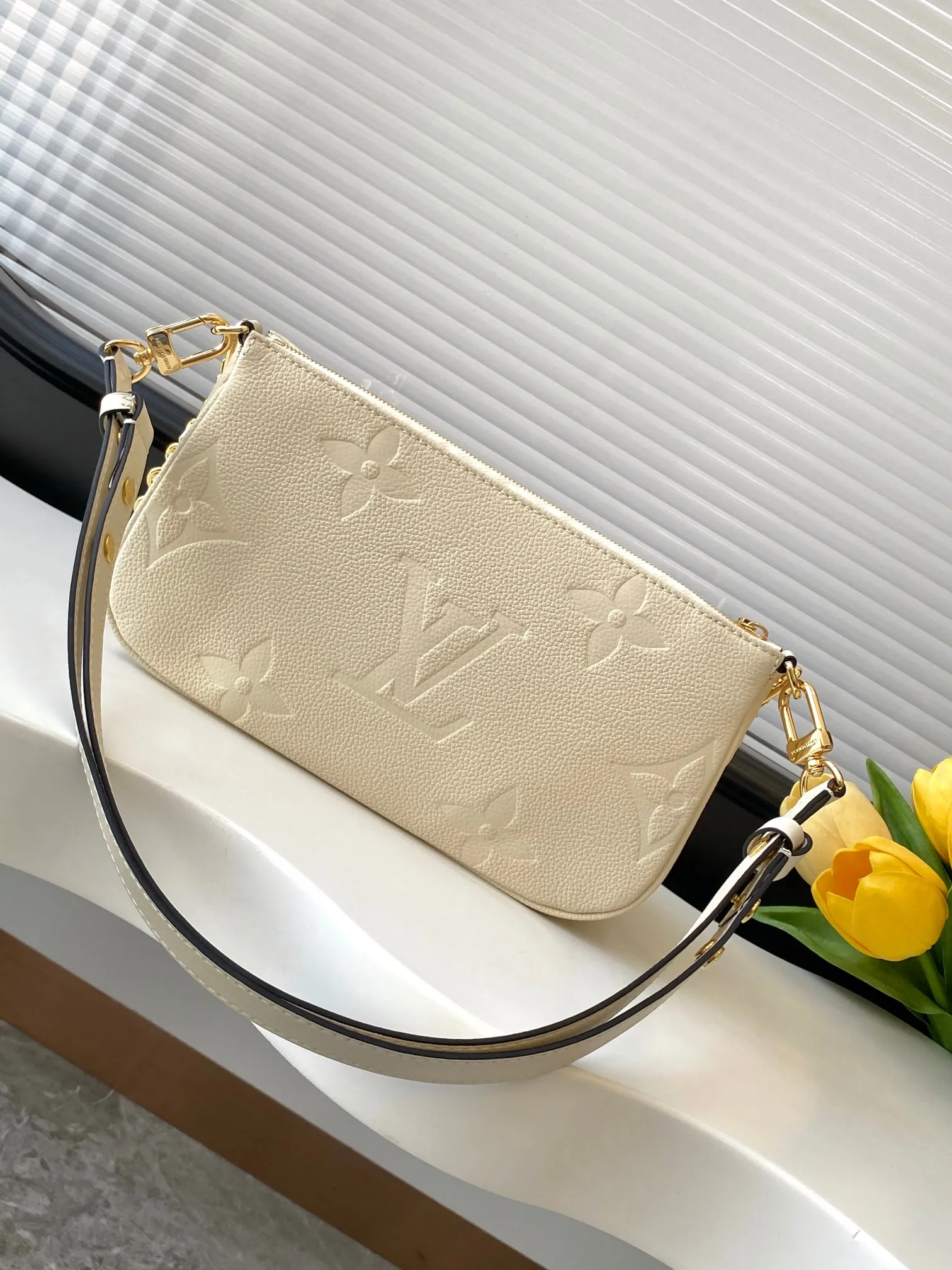 💰940 (top layer leather) top original single dynamic transcoding chip [three-piece mahjong bag] New full leather printing Highly practical in stock M22670 green M45777 black silk screen M80399 black embossed M80447 white embossed M45777 black silk screen M80447 white silk screen M45777 apricot embossed M45777 apricot silk screen M46093 color pink M46180 color blue [three-piece mahjong bag] New full leather printing Highly practical in stock M46569 off-white new version M45777 black silk screen M80399 black embossed M80447 white embossed M45777 black silk screen M80447 white silk screen M45777 apricot embossed M45777 apricot silk screen M46093 color pink. It is a must-have for celebrities and fashionable people. It has a very high appearance rate. It is not restricted by seasons. It is very suitable for matching clothes no matter what season. Carrying a three-piece mahjong bag will instantly transform you from an amateur to a fashion "blogger" who knows how to dress. Large: 23.5×13×4.5cm. Small: 18.5×11×4.5cm. 80%. A must-have for celebrities and fashionable people. It has a very high appearance rate. Not restricted by the season, it is very suitable for matching clothes no matter what season. Carrying a three-piece mahjong bag will instantly transform you from an amateur to a fashion "blogger" who knows how to dress 😎 Large: 23.5×13×4.5cm Small: 18.5×11×4.5cm 80%M It is a must-have for celebrities and fashionable people and has a very high appearance rate. Not restricted by the season, it is very suitable for matching clothes no matter what season. Carrying a three-piece mahjong bag on your back will instantly transform you from an amateur to a fashionable "blogger" who knows how to dress well 😎 Large: 23.5×13×4.5cm Small: 18.5×11×4.5cm 80%