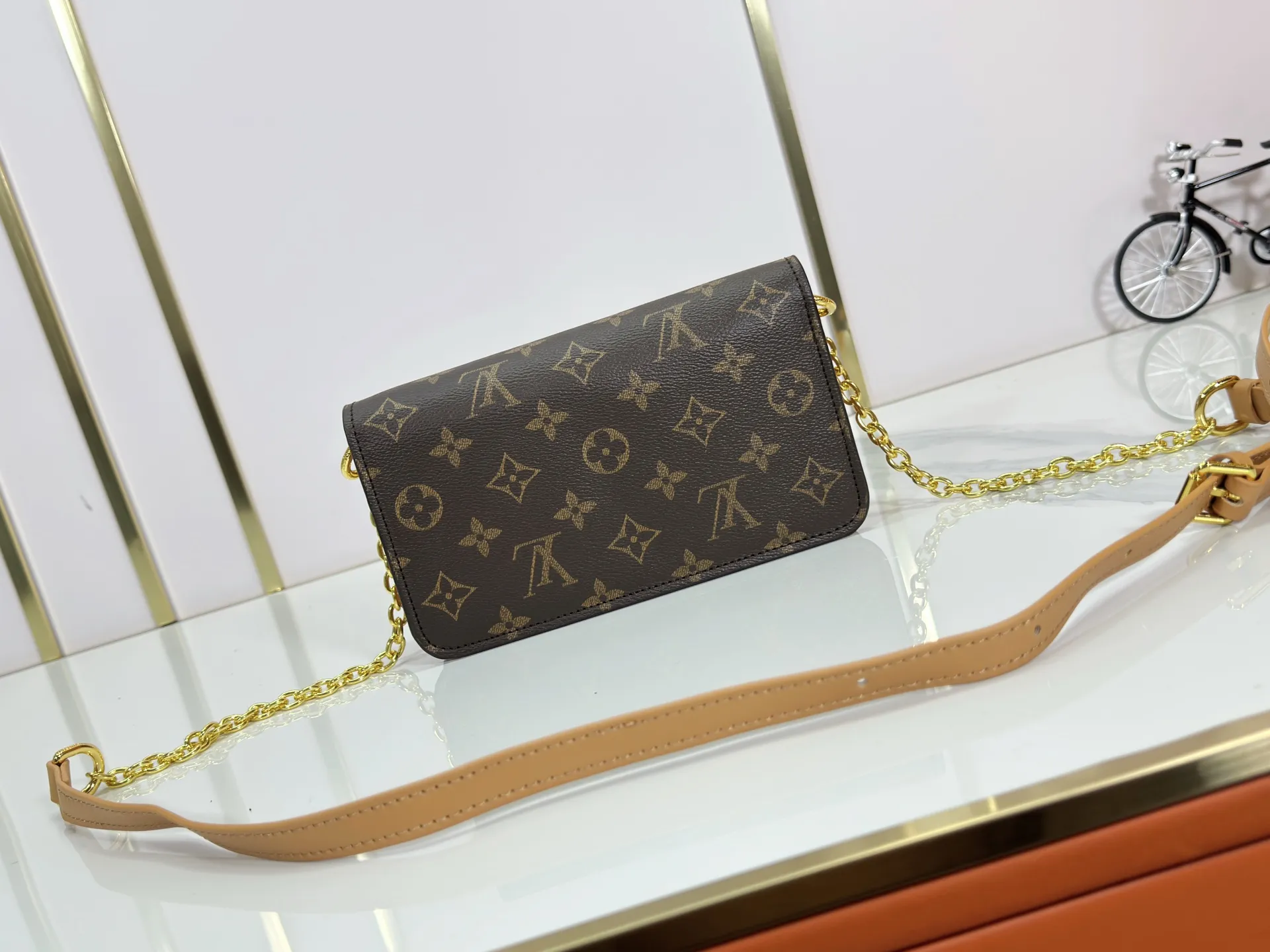 P240 M14564 M14547 M14581 M14549 M14548 Official website latest🆕Spring and summer commuter chain card holder, hijab with original LV letter hardware, original frosted leather, fine and soft leather, exquisite and compact version, equipped with three card slots, which can insert cards💳 and can hold mobile phones📱! Equipped with a ⛓chain shoulder strap, it can be worn 🉑on one shoulder🉑cross the body. When the chains ⛓ are overlapped, it can be carried under the armpits or directly used as a clutch bag! One bag, multiple ways to carry it, looks great and is very practical! Size: 20×11.5×4CM