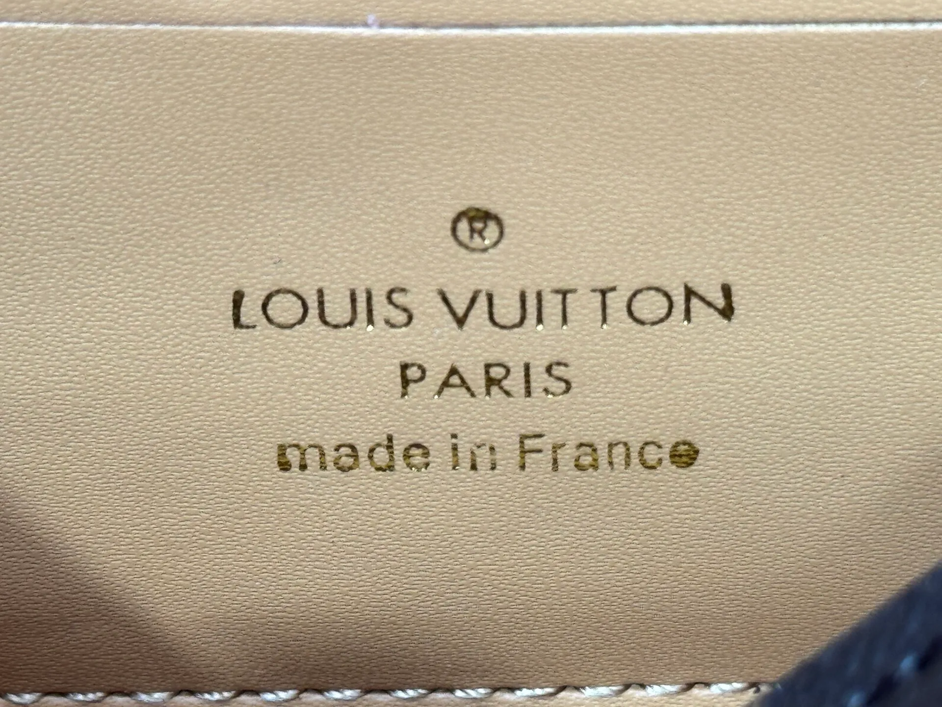 P240 M14564 M14547 M14581 M14549 M14548 Official website latest🆕Spring and summer commuter chain card holder, hijab with original LV letter hardware, original frosted leather, fine and soft leather, exquisite and compact version, equipped with three card slots, which can insert cards💳 and can hold mobile phones📱! Equipped with a ⛓chain shoulder strap, it can be worn 🉑on one shoulder🉑cross the body. When the chains ⛓ are overlapped, it can be carried under the armpits or directly used as a clutch bag! One bag, multiple ways to carry it, looks great and is very practical! Size: 20×11.5×4CM
