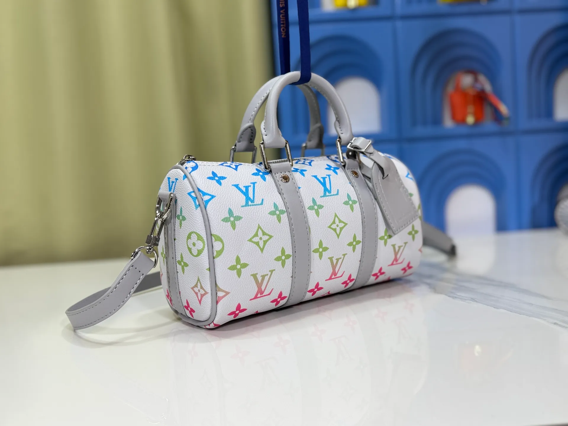 P240 Upgraded original version M13935 gradient rainbow, black and white three colors N40770 Brown M15428 Presbyopia M46271 Black flower M20900 M46249 This handbag condenses the classic silhouette of the Keepall travel bag and is made of Monogram embossed Taurillon leather. The compact structure is suitable for storing small items such as mobile phones and wallets. With its clever use of leather handles and detachable shoulder strap, it's easy to carry with you in trendy style. Detailed features Dimensions: 25✘15✘11 cm