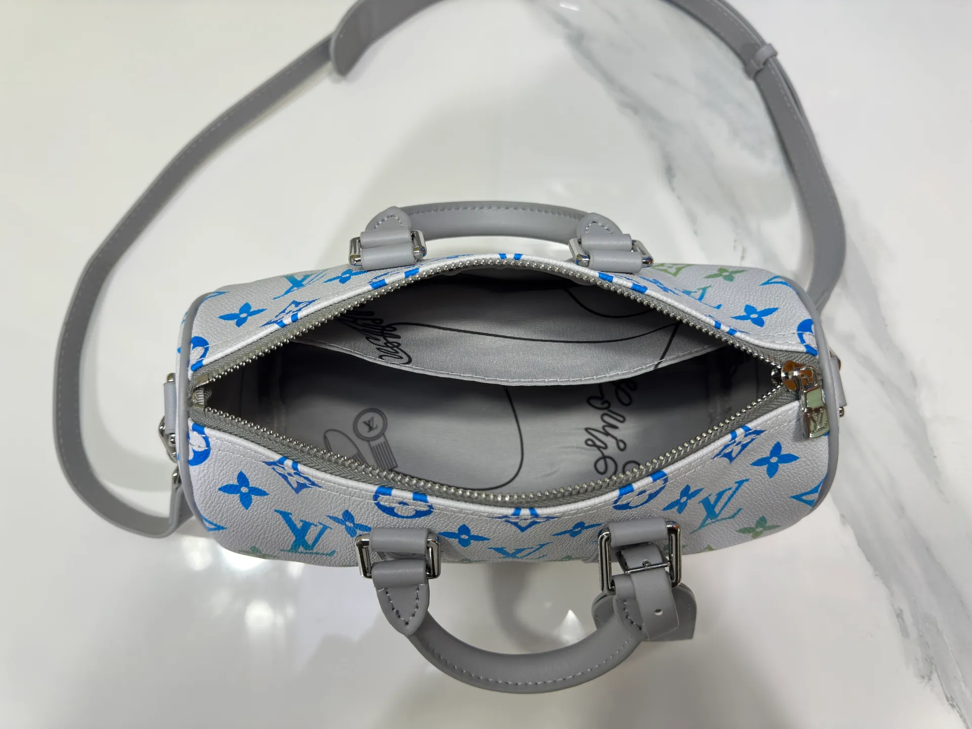 P240 Upgraded original version M13935 gradient rainbow, black and white three colors N40770 Brown M15428 Presbyopia M46271 Black flower M20900 M46249 This handbag condenses the classic silhouette of the Keepall travel bag and is made of Monogram embossed Taurillon leather. The compact structure is suitable for storing small items such as mobile phones and wallets. With its clever use of leather handles and detachable shoulder strap, it's easy to carry with you in trendy style. Detailed features Dimensions: 25✘15✘11 cm