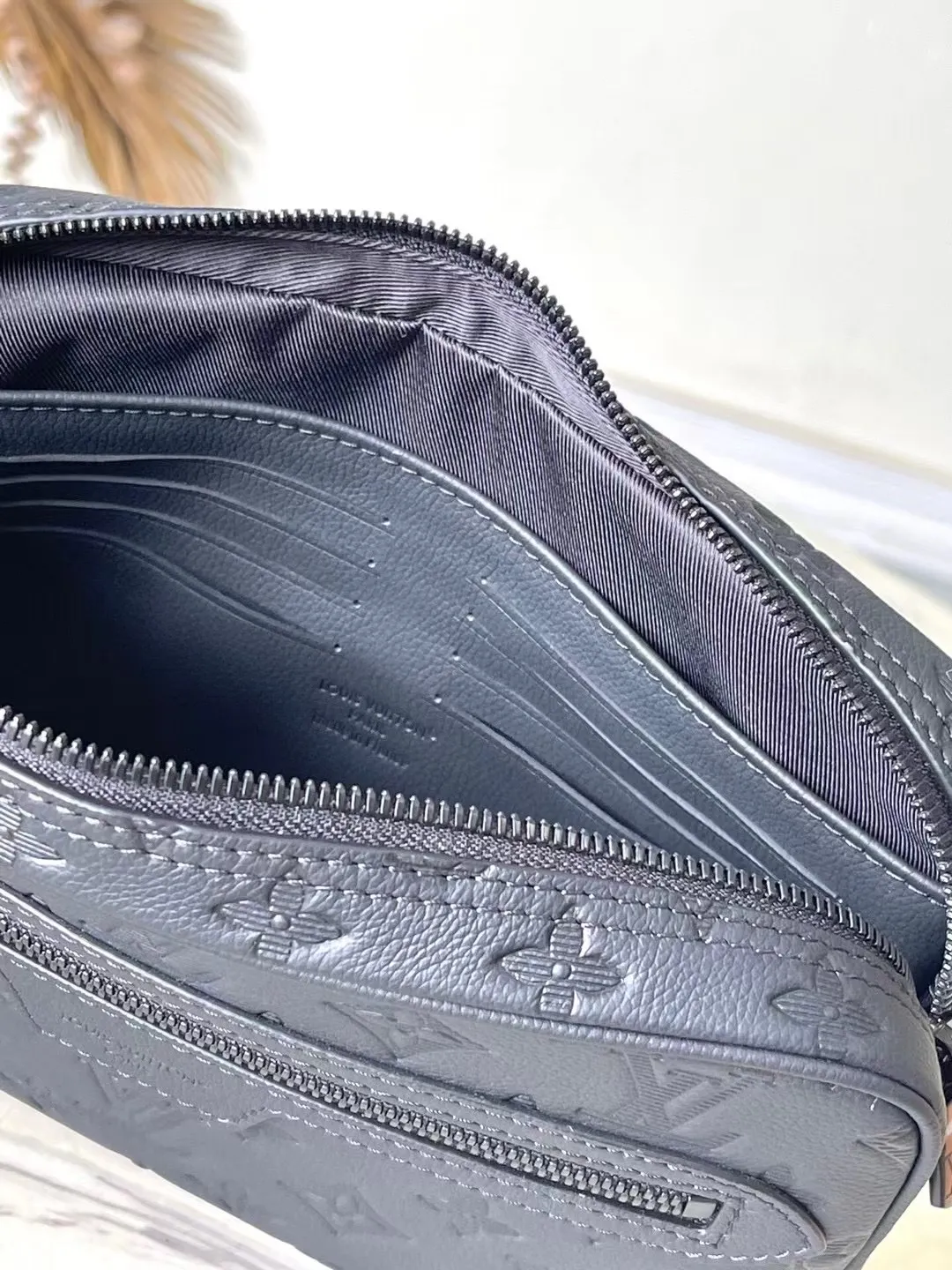 💰840 (first-grain leather) Top quality original M14910 This Pochette Kasai storage bag is made of soft Monogram Shadow embossed calfskin and equipped with an external zipper pocket, perfect for storing small daily necessities. The interior of the organizer has ten business card slots, a patch pocket and a double patch pocket, and can be carried as a clutch or with a detachable wrist strap. 24.5 x 15.5 x 6 cm (length x height x width)