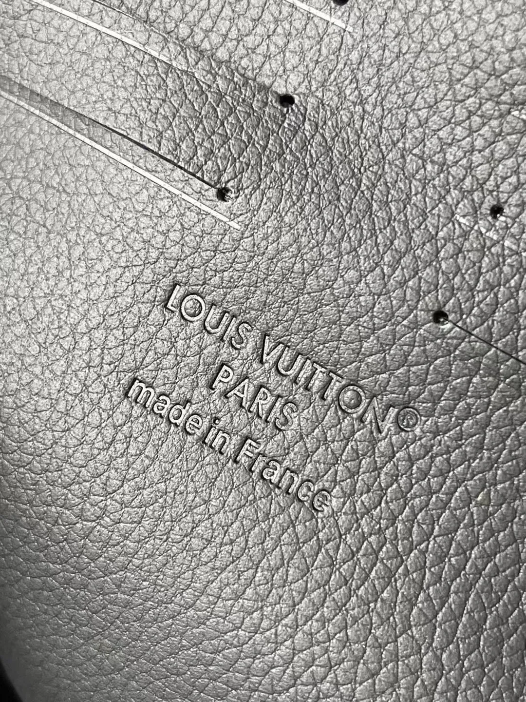 💰840 (first-grain leather) Top quality original M14910 This Pochette Kasai storage bag is made of soft Monogram Shadow embossed calfskin and equipped with an external zipper pocket, perfect for storing small daily necessities. The interior of the organizer has ten business card slots, a patch pocket and a double patch pocket, and can be carried as a clutch or with a detachable wrist strap. 24.5 x 15.5 x 6 cm (length x height x width)