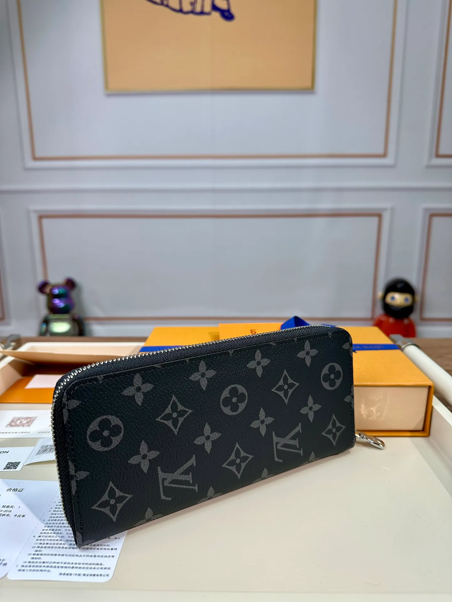 P840 M62295 [Special Authentic] This Louis Vuitton Zippy vertical zipper wallet is made of Monogram Eclipse canvas. It is fashionable and practical, ideal for storing and carrying credit cards and cash. Sturdy wraparound zipper construction with multiple credit card slots, a zippered coin pocket and compartments for bills and bills. 10.0x20.0x2.0cm