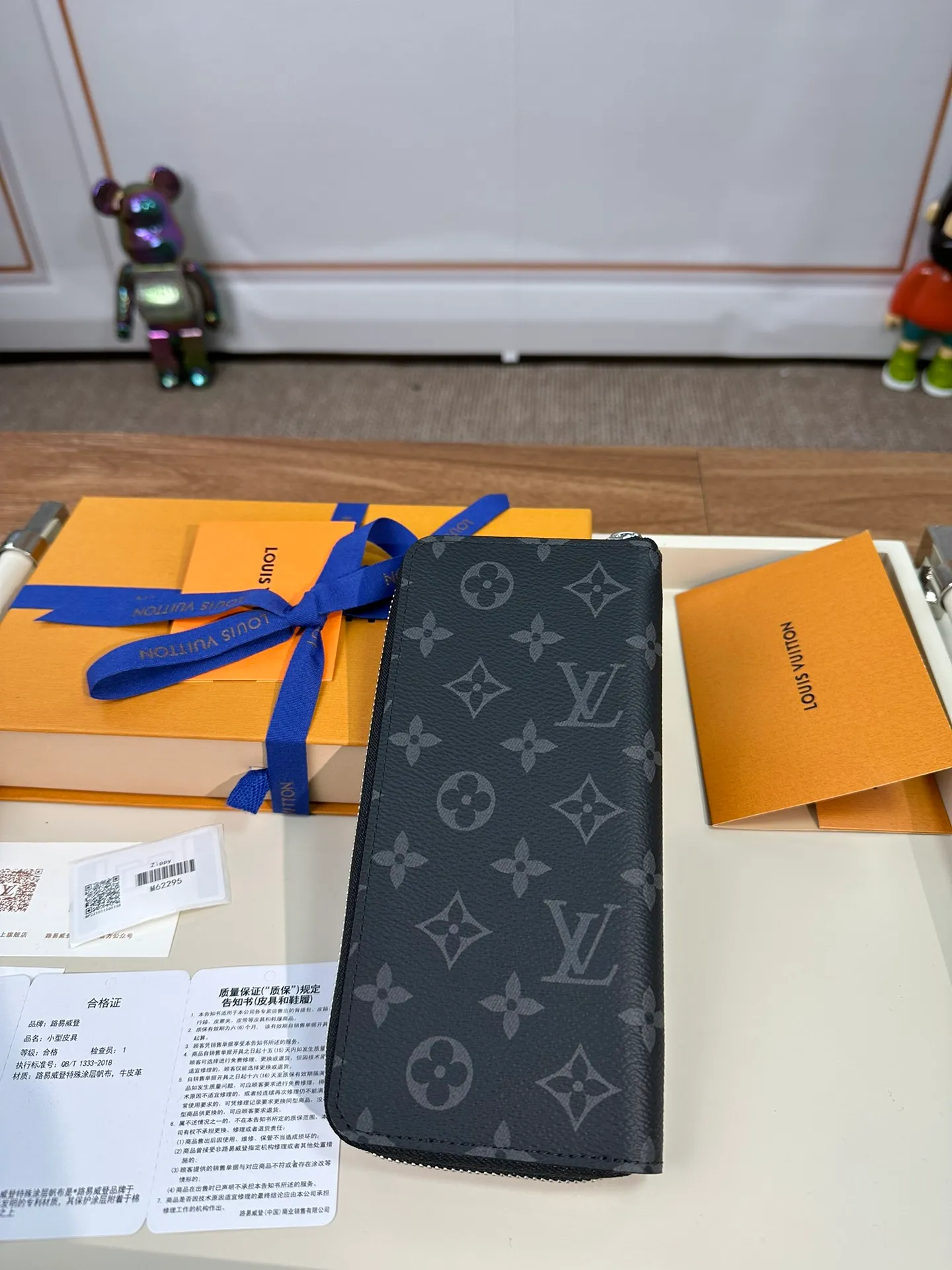 P840 M62295 [Special Authentic] This Louis Vuitton Zippy vertical zipper wallet is made of Monogram Eclipse canvas. It is fashionable and practical, ideal for storing and carrying credit cards and cash. Sturdy wraparound zipper construction with multiple credit card slots, a zippered coin pocket and compartments for bills and bills. 10.0x20.0x2.0cm