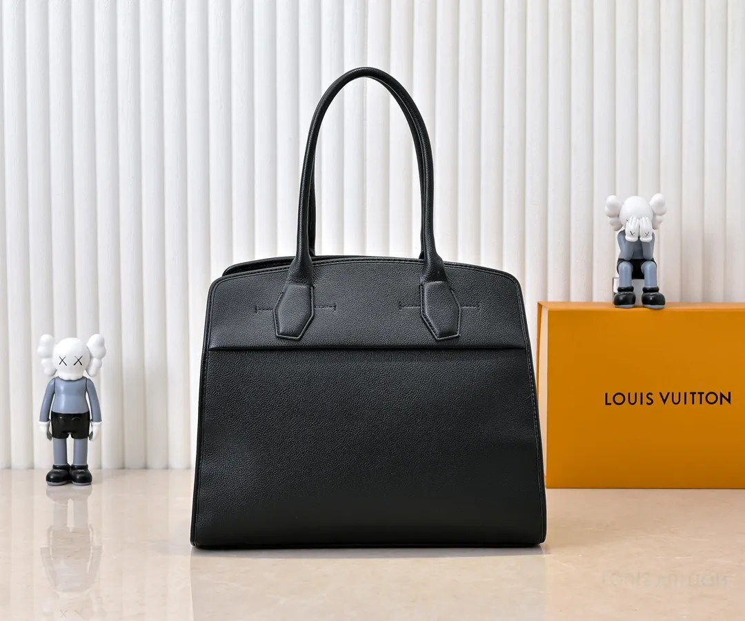 Batch 💰Small 380 💰Large 200 Furry M12005 M12556 M12337 This large City Steamer handbag draws inspiration from the design of luggage built for cruise ships in 1901, making its eye-catching appearance at the 2024 autumn and winter ready-to-wear show. Grained Millesime leather and shearling leather trims add seasonal flair, an embossed padlock and hot-stamped LV Circle logo add a modern twist, and a removable Monogram storage bag makes it easy to store valuables. Size: large size 35x42x21cm, small size 30x36x17