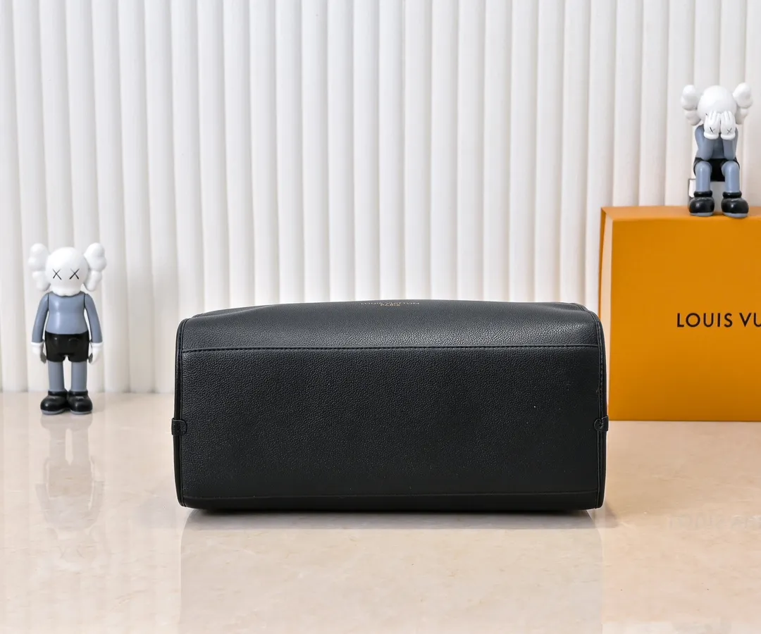 Batch 💰Small 380 💰Large 200 Furry M12005 M12556 M12337 This large City Steamer handbag draws inspiration from the design of luggage built for cruise ships in 1901, making its eye-catching appearance at the 2024 autumn and winter ready-to-wear show. Grained Millesime leather and shearling leather trims add seasonal flair, an embossed padlock and hot-stamped LV Circle logo add a modern twist, and a removable Monogram storage bag makes it easy to store valuables. Size: large size 35x42x21cm, small size 30x36x17
