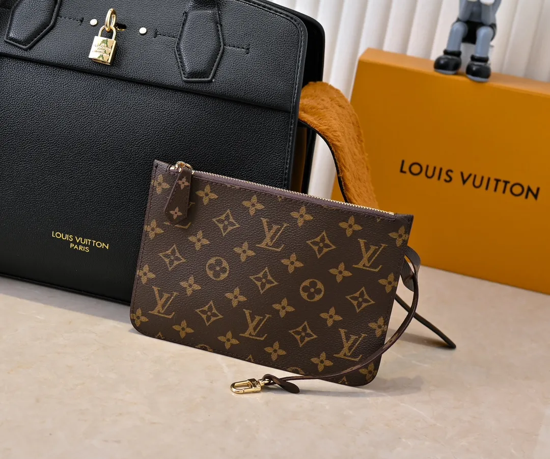 Batch 💰Small 380 💰Large 200 Furry M12005 M12556 M12337 This large City Steamer handbag draws inspiration from the design of luggage built for cruise ships in 1901, making its eye-catching appearance at the 2024 autumn and winter ready-to-wear show. Grained Millesime leather and shearling leather trims add seasonal flair, an embossed padlock and hot-stamped LV Circle logo add a modern twist, and a removable Monogram storage bag makes it easy to store valuables. Size: large size 35x42x21cm, small size 30x36x17