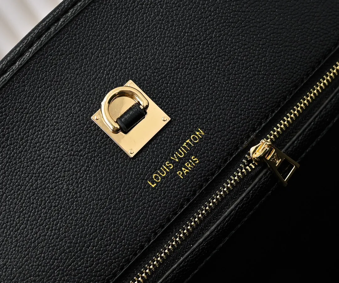 Batch 💰Small 380 💰Large 200 Furry M12005 M12556 M12337 This large City Steamer handbag draws inspiration from the design of luggage built for cruise ships in 1901, making its eye-catching appearance at the 2024 autumn and winter ready-to-wear show. Grained Millesime leather and shearling leather trims add seasonal flair, an embossed padlock and hot-stamped LV Circle logo add a modern twist, and a removable Monogram storage bag makes it easy to store valuables. Size: large size 35x42x21cm, small size 30x36x17