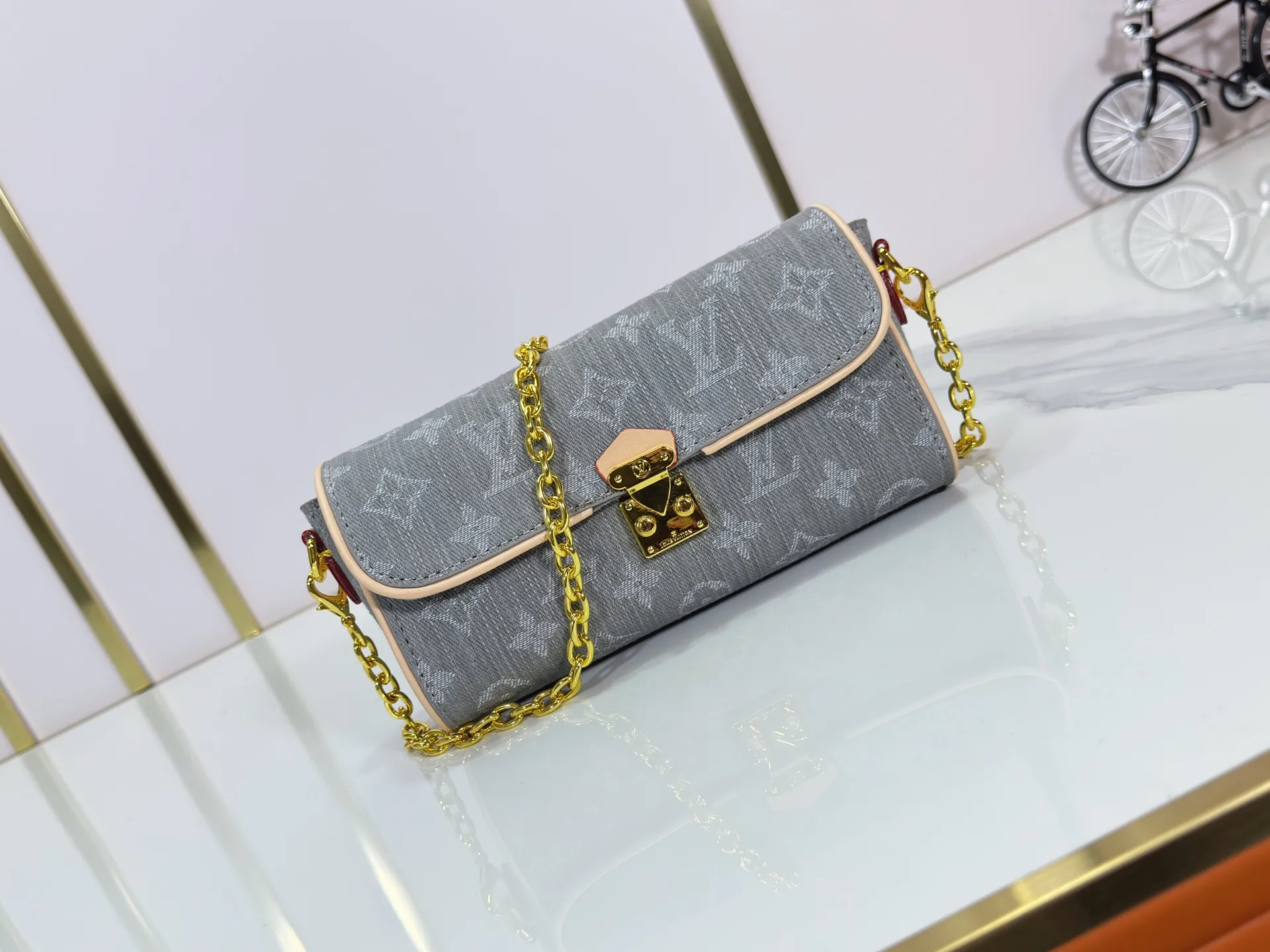 P220 Upgraded original version M13566 This Pochette Camille handbag is made of Monogram canvas, paying tribute to the original design that appeared in the Louis Vuitton 2000 spring and summer fashion show. The S-Lock buckle, LVCircle logo on the chain and contrasting WVN leather trim embody the brand's classic elements. The flexible and easy-to-wear construction can be worn cross-body, over the shoulder or by hand. Dimensions: 20.5 × 11 × 6 cm