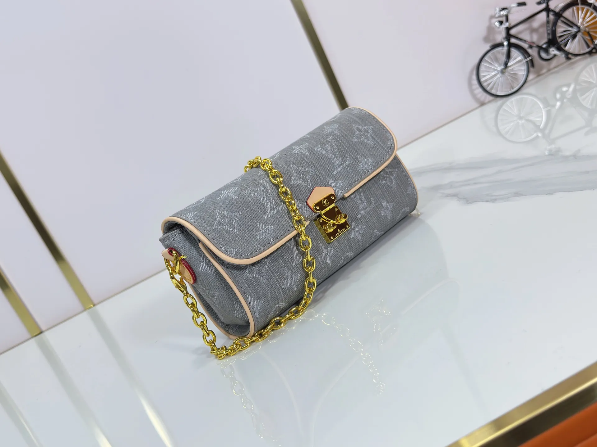 P220 Upgraded original version M13566 This Pochette Camille handbag is made of Monogram canvas, paying tribute to the original design that appeared in the Louis Vuitton 2000 spring and summer fashion show. The S-Lock buckle, LVCircle logo on the chain and contrasting WVN leather trim embody the brand's classic elements. The flexible and easy-to-wear construction can be worn cross-body, over the shoulder or by hand. Dimensions: 20.5 × 11 × 6 cm