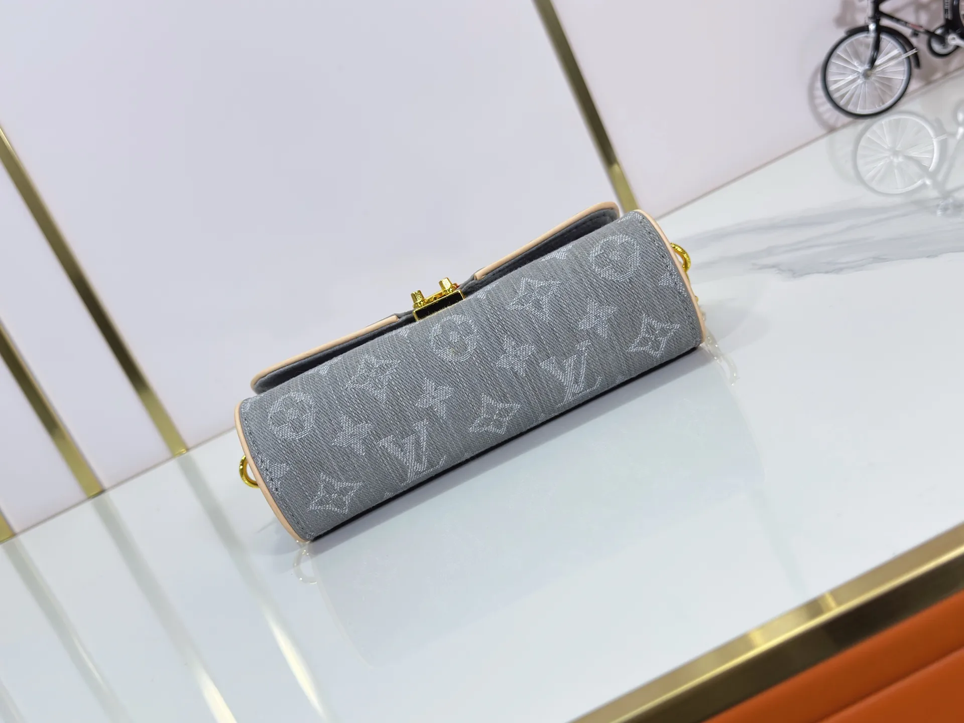 P220 Upgraded original version M13566 This Pochette Camille handbag is made of Monogram canvas, paying tribute to the original design that appeared in the Louis Vuitton 2000 spring and summer fashion show. The S-Lock buckle, LVCircle logo on the chain and contrasting WVN leather trim embody the brand's classic elements. The flexible and easy-to-wear construction can be worn cross-body, over the shoulder or by hand. Dimensions: 20.5 × 11 × 6 cm