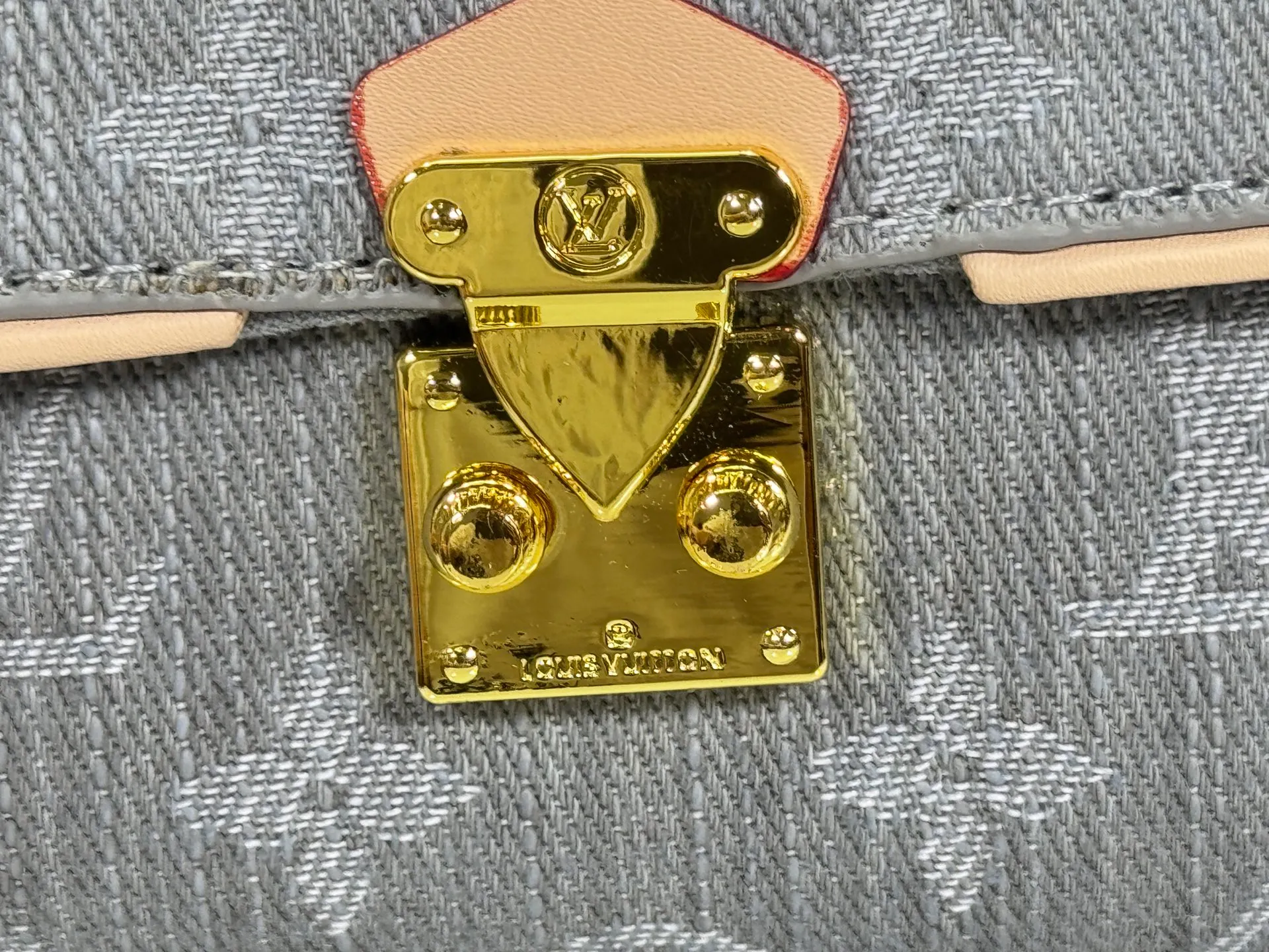P220 Upgraded original version M13566 This Pochette Camille handbag is made of Monogram canvas, paying tribute to the original design that appeared in the Louis Vuitton 2000 spring and summer fashion show. The S-Lock buckle, LVCircle logo on the chain and contrasting WVN leather trim embody the brand's classic elements. The flexible and easy-to-wear construction can be worn cross-body, over the shoulder or by hand. Dimensions: 20.5 × 11 × 6 cm