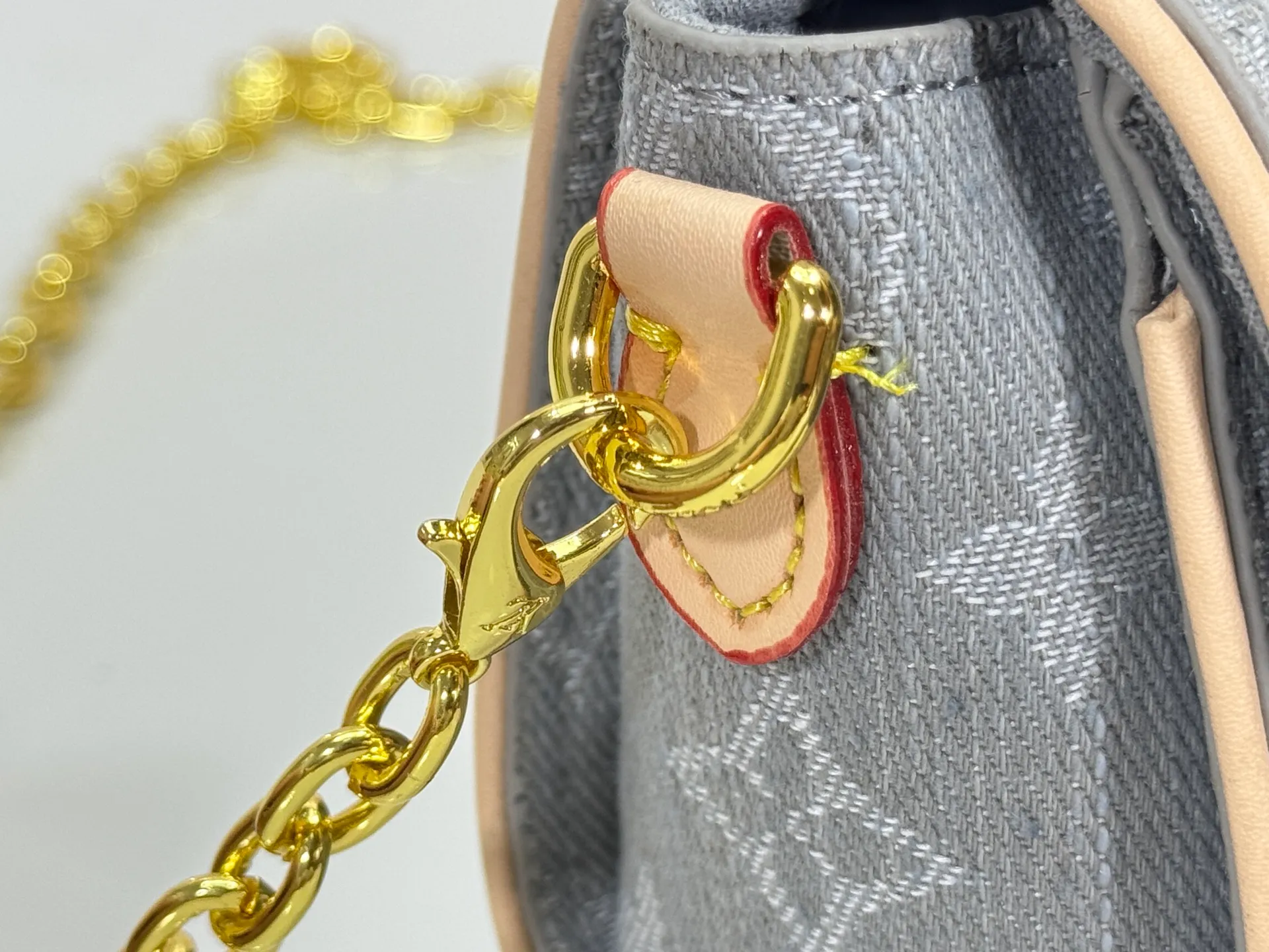 P220 Upgraded original version M13566 This Pochette Camille handbag is made of Monogram canvas, paying tribute to the original design that appeared in the Louis Vuitton 2000 spring and summer fashion show. The S-Lock buckle, LVCircle logo on the chain and contrasting WVN leather trim embody the brand's classic elements. The flexible and easy-to-wear construction can be worn cross-body, over the shoulder or by hand. Dimensions: 20.5 × 11 × 6 cm