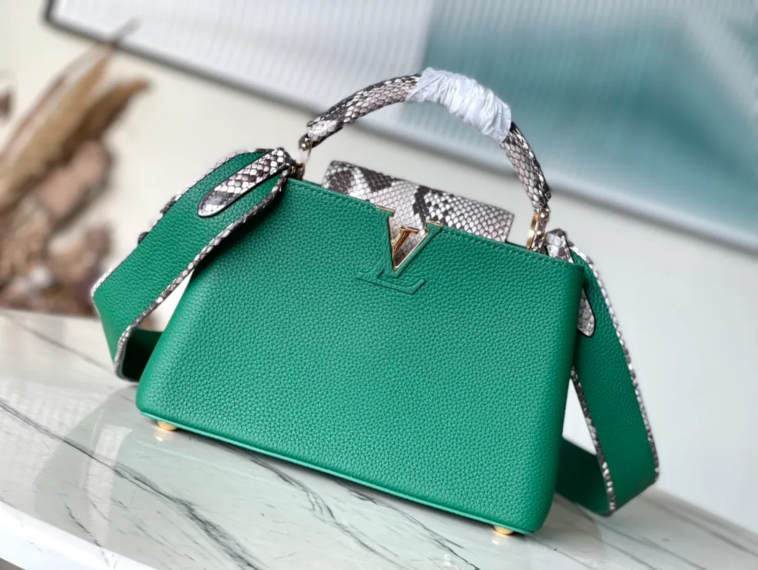 💰2420 (Special Grade Original Leather) N99387/M48865 Green Snake Shoulder This Capucines BB handbag is made of full-grain Taurillon leather and is exquisitely constructed. It is equipped with top handles, two-way flaps and a logo outlined in python snakeskin. It is a gorgeous choice for day and night. The detachable wide shoulder strap can be worn on the shoulder or cross-body for a bold and edgy look. Size: 27 *18*9cm