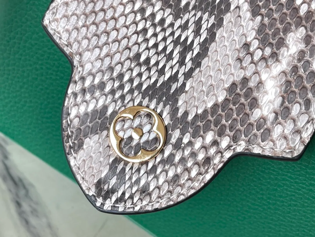 💰2420 (Special Grade Original Leather) N99387/M48865 Green Snake Shoulder This Capucines BB handbag is made of full-grain Taurillon leather and is exquisitely constructed. It is equipped with top handles, two-way flaps and a logo outlined in python snakeskin. It is a gorgeous choice for day and night. The detachable wide shoulder strap can be worn on the shoulder or cross-body for a bold and edgy look. Size: 27 *18*9cm