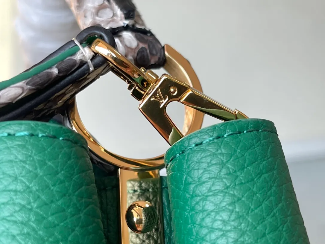 💰2420 (Special Grade Original Leather) N99387/M48865 Green Snake Shoulder This Capucines BB handbag is made of full-grain Taurillon leather and is exquisitely constructed. It is equipped with top handles, two-way flaps and a logo outlined in python snakeskin. It is a gorgeous choice for day and night. The detachable wide shoulder strap can be worn on the shoulder or cross-body for a bold and edgy look. Size: 27 *18*9cm